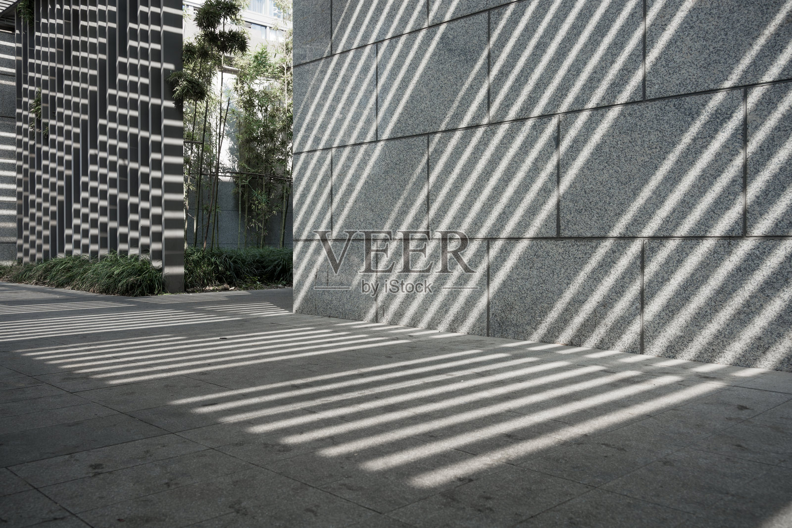 现代建筑光影条纹地面与墙面照片摄影图片