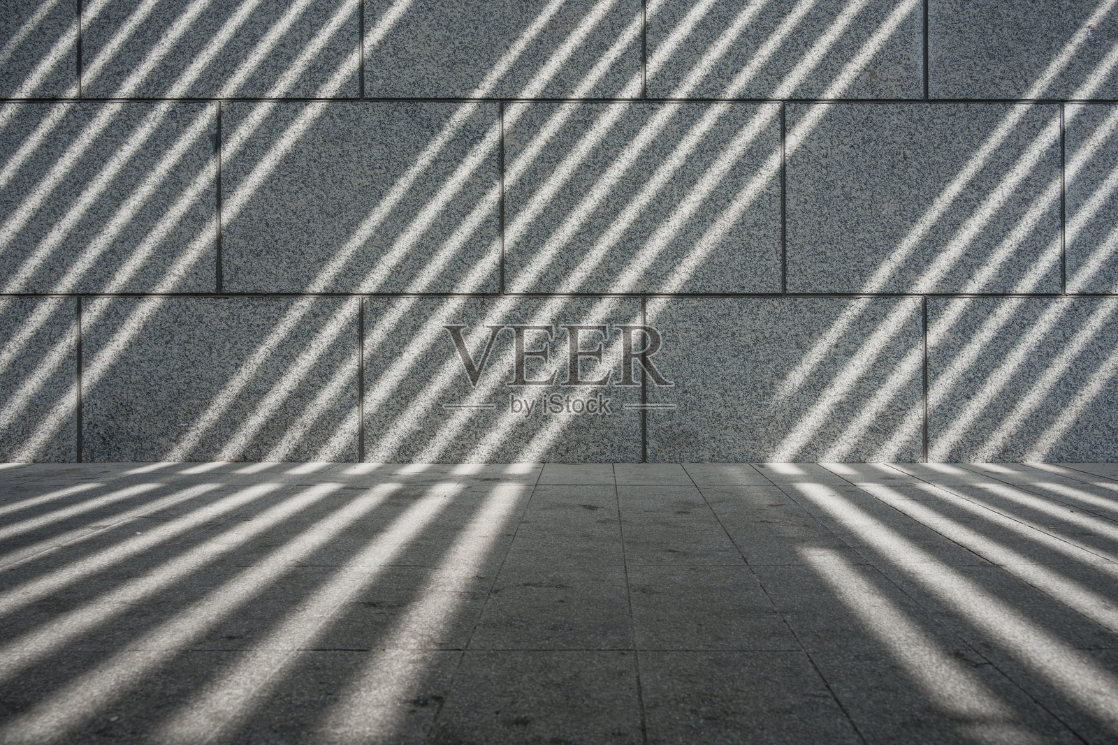 灰色石材墙面与斜向光影交错效果照片摄影图片