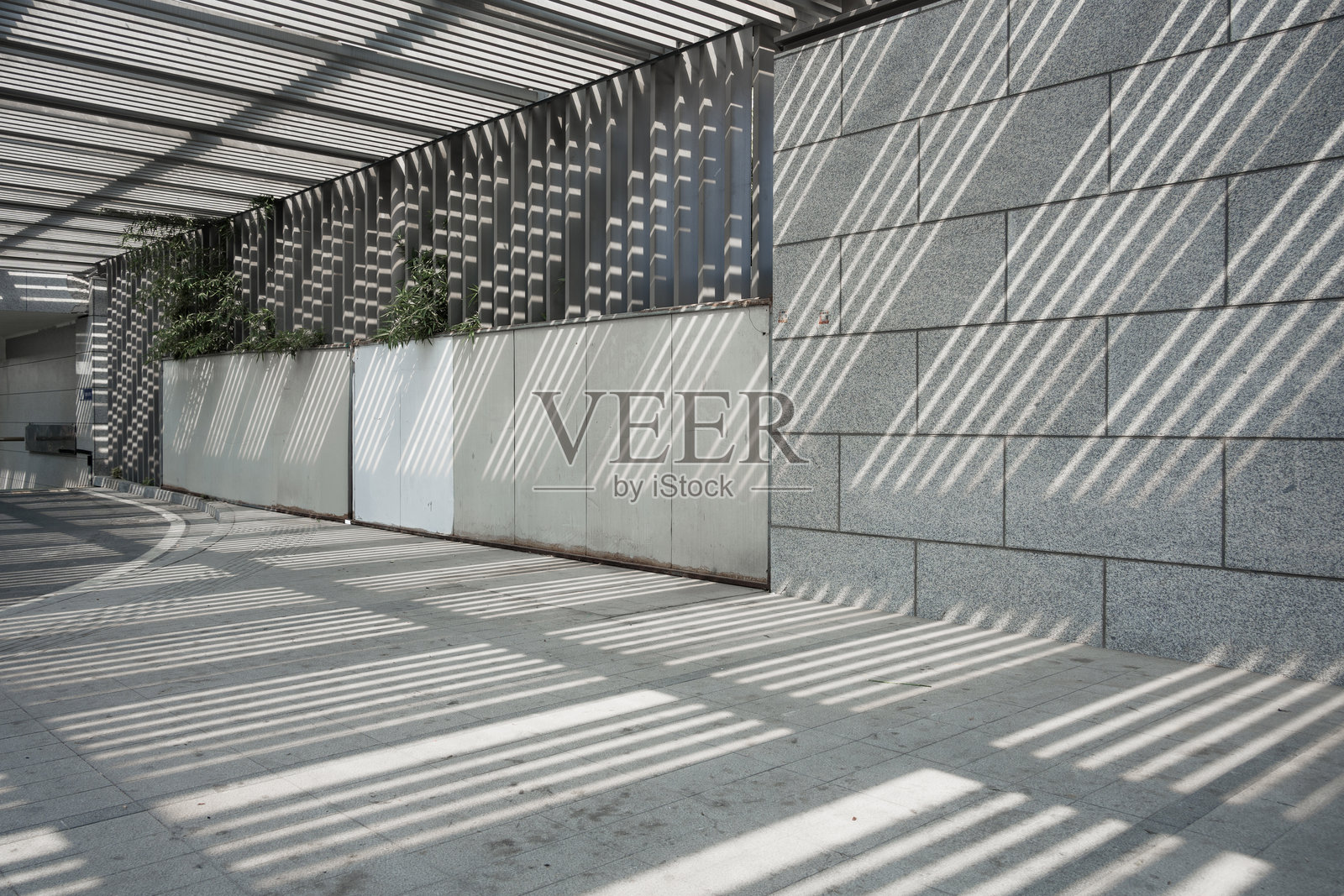 现代建筑廊道光影交错石墙地面照片摄影图片