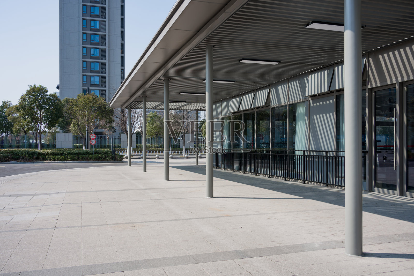 现代公交站台空旷广场与高层建筑照片摄影图片