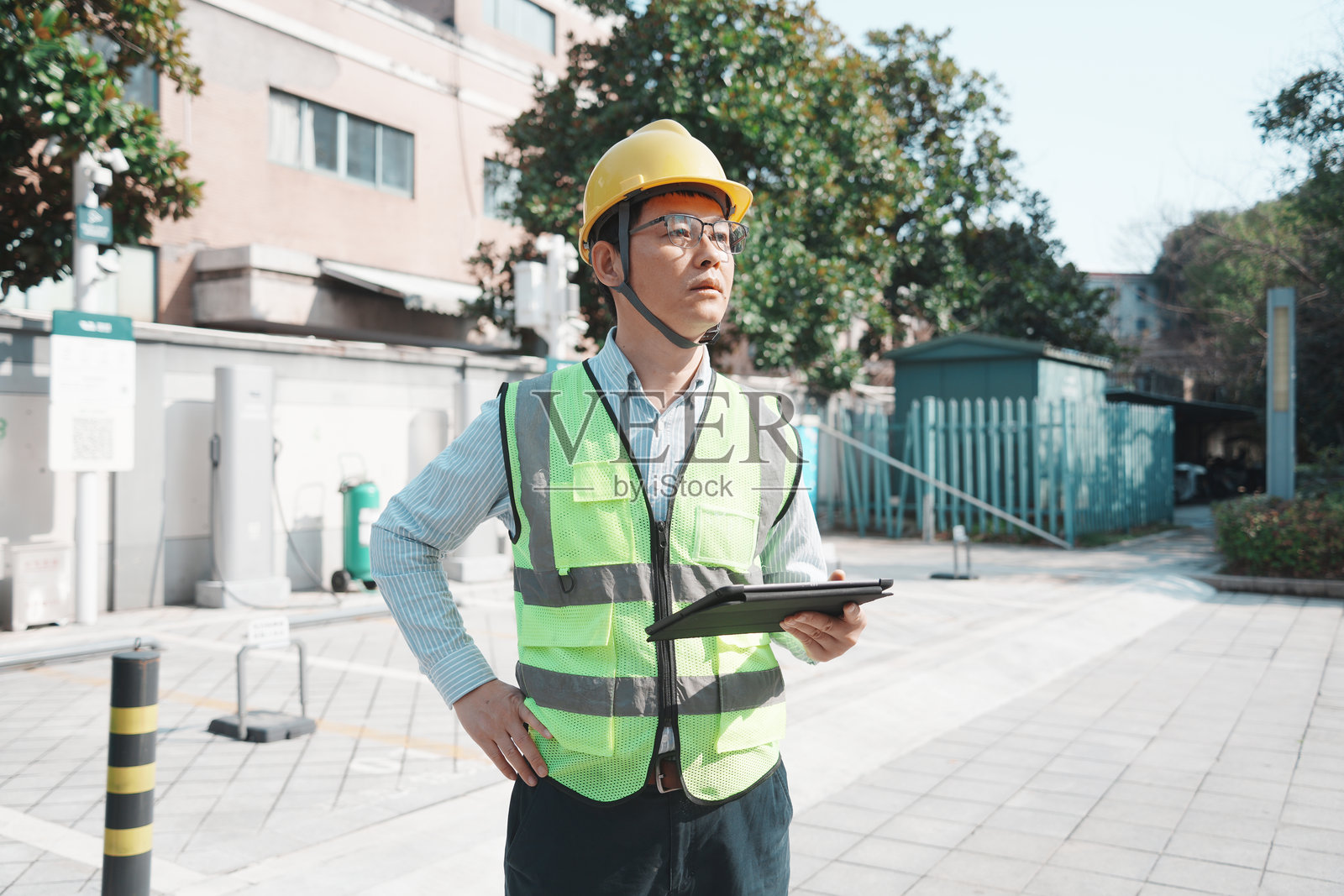 戴安全帽穿反光背心工程师手持平板巡检照片摄影图片