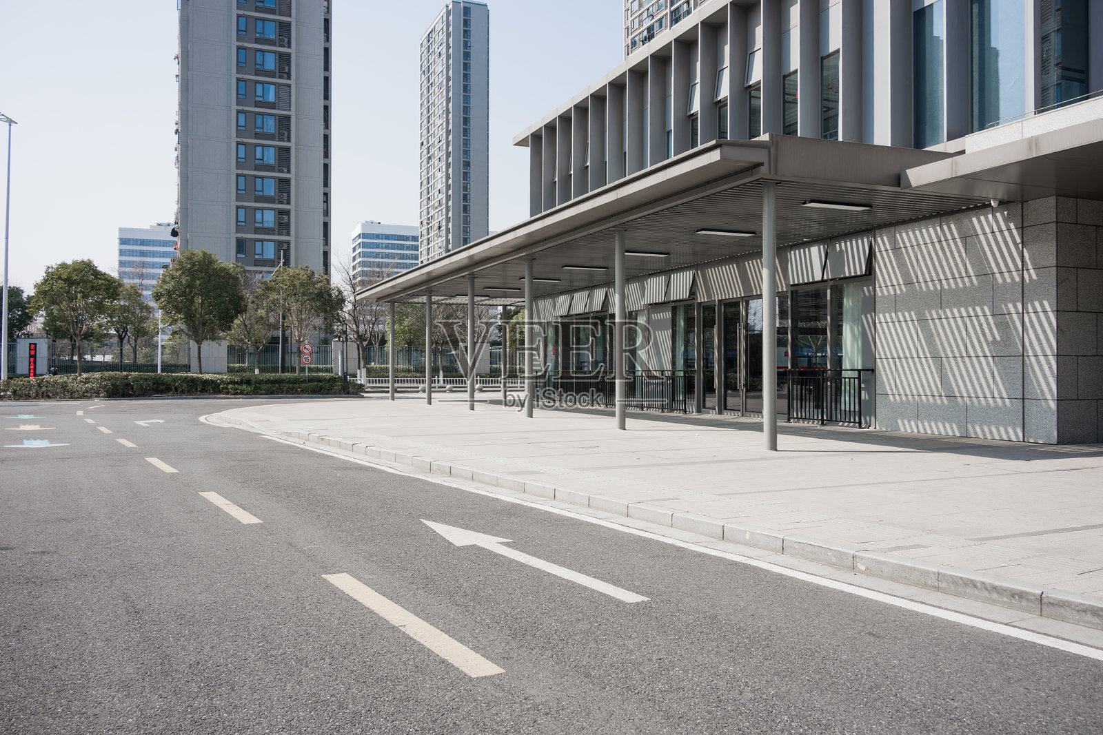 现代城市街道旁地铁站出入口建筑照片摄影图片