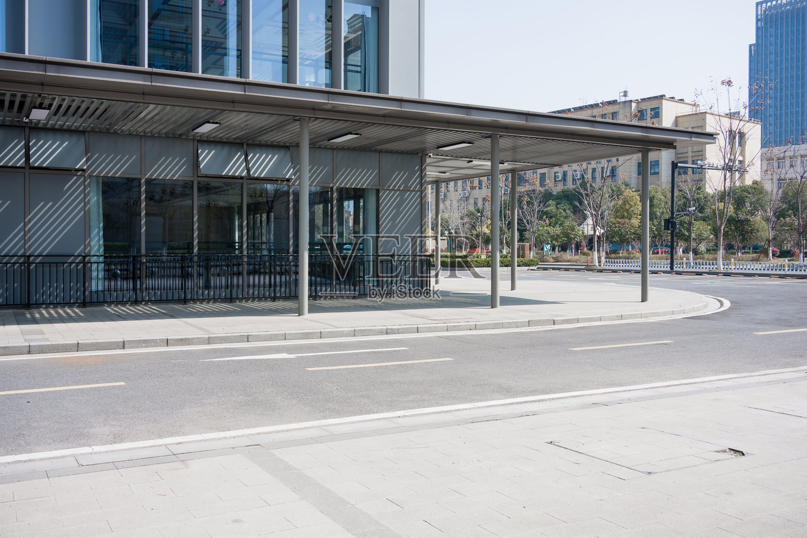 现代建筑临街玻璃幕墙遮阳棚街道照片摄影图片