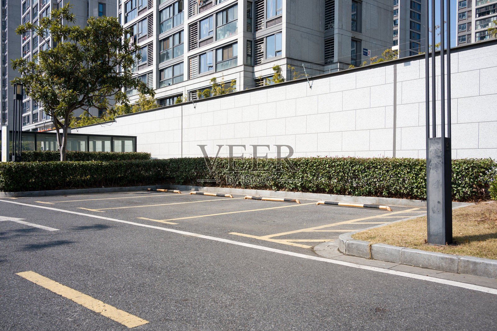 城市住宅区停车场与绿化围墙实景照片摄影图片