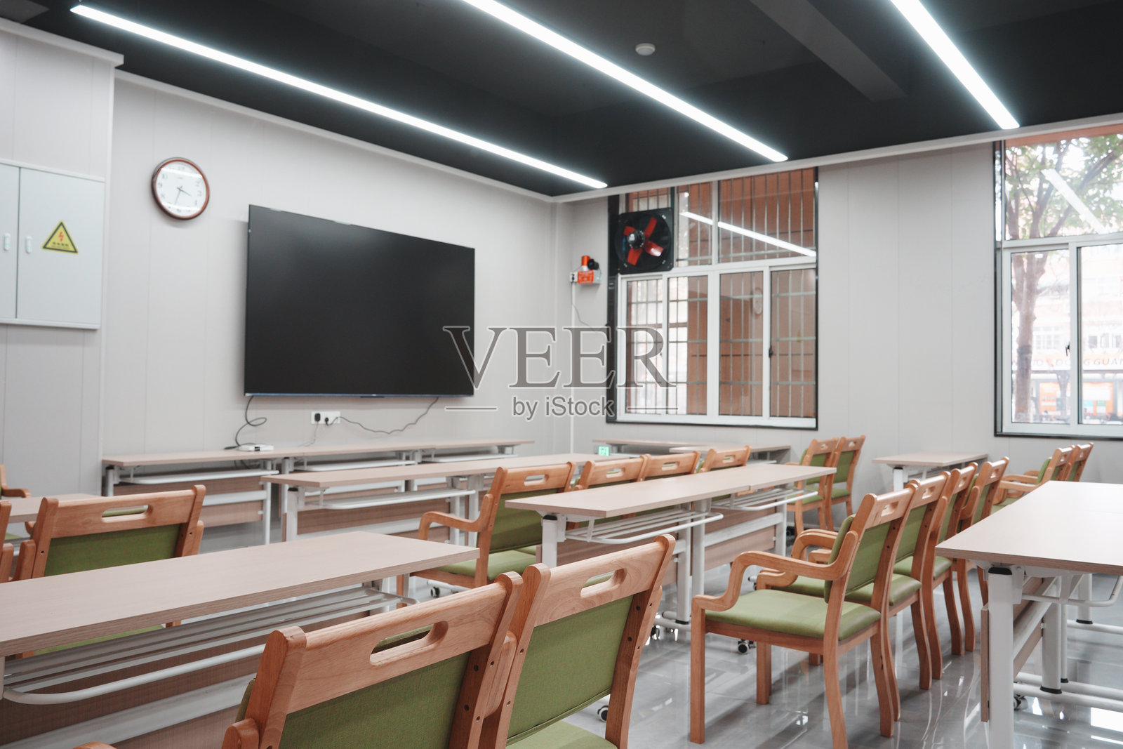 现代化教室内部空置课桌椅与电子屏照片摄影图片