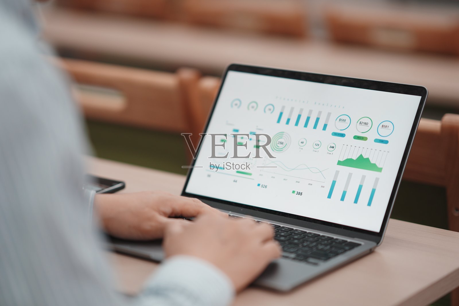 办公人员使用笔记本分析数据图表照片摄影图片