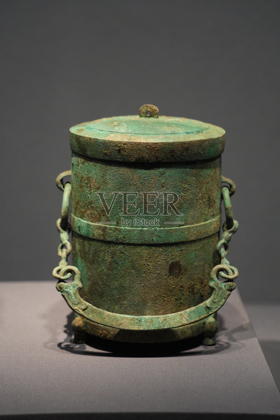 青铜绿锈带盖提梁卣器物特写照片摄影图片