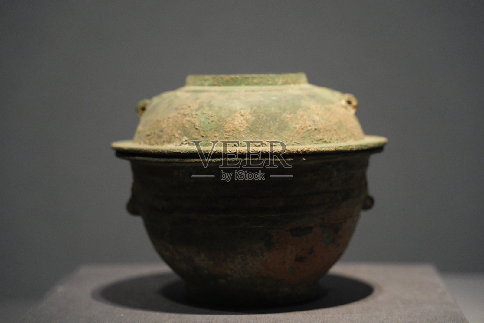 青铜盖鼎文物展陈特写照片摄影图片