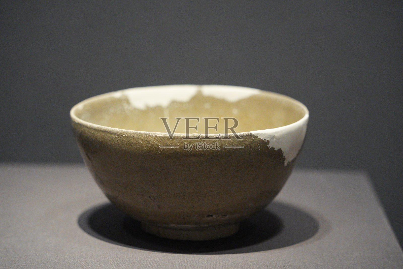 青釉瓷碗局部残损古朴静物特写照片摄影图片