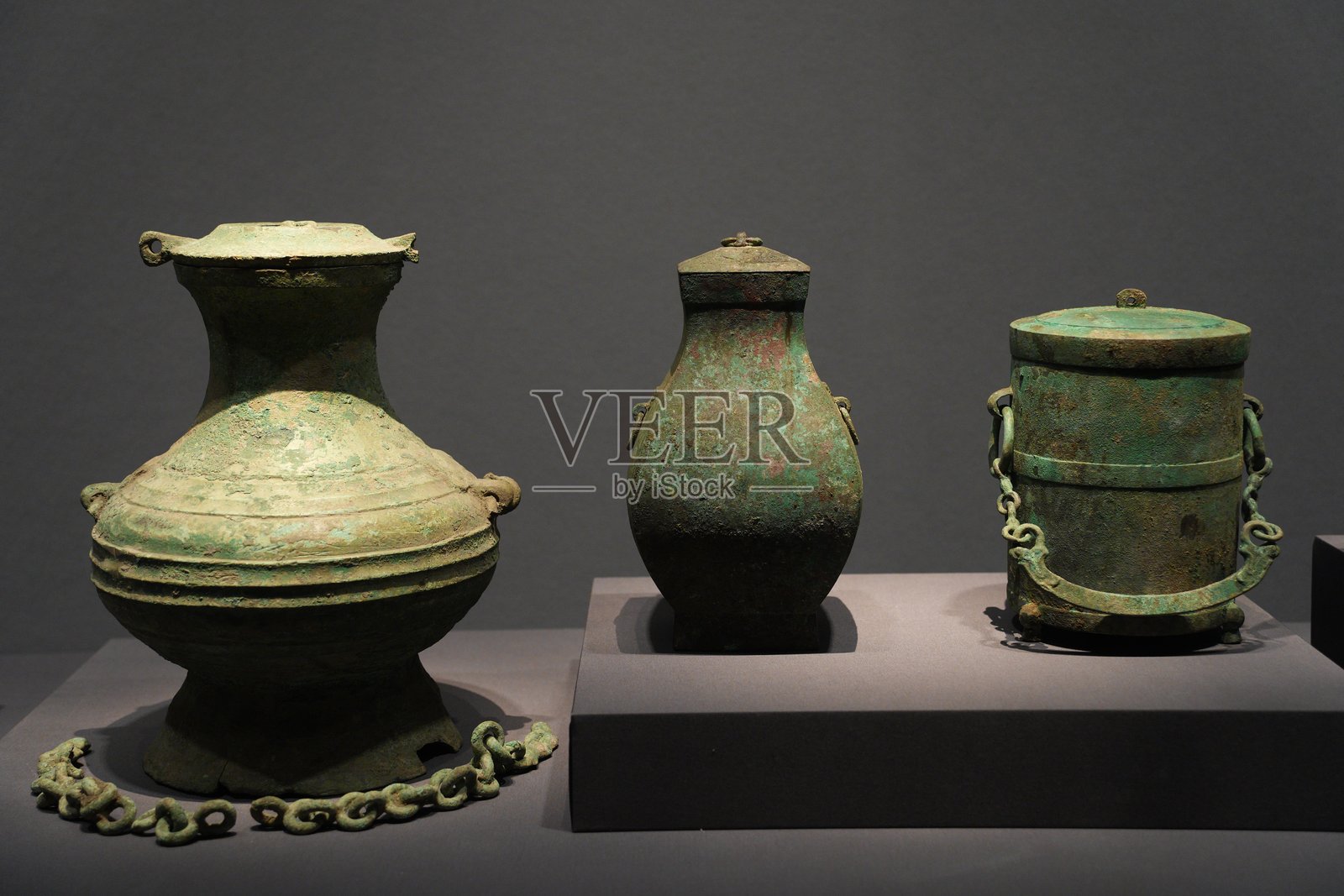 三件青铜器展品陈列于展台照片摄影图片