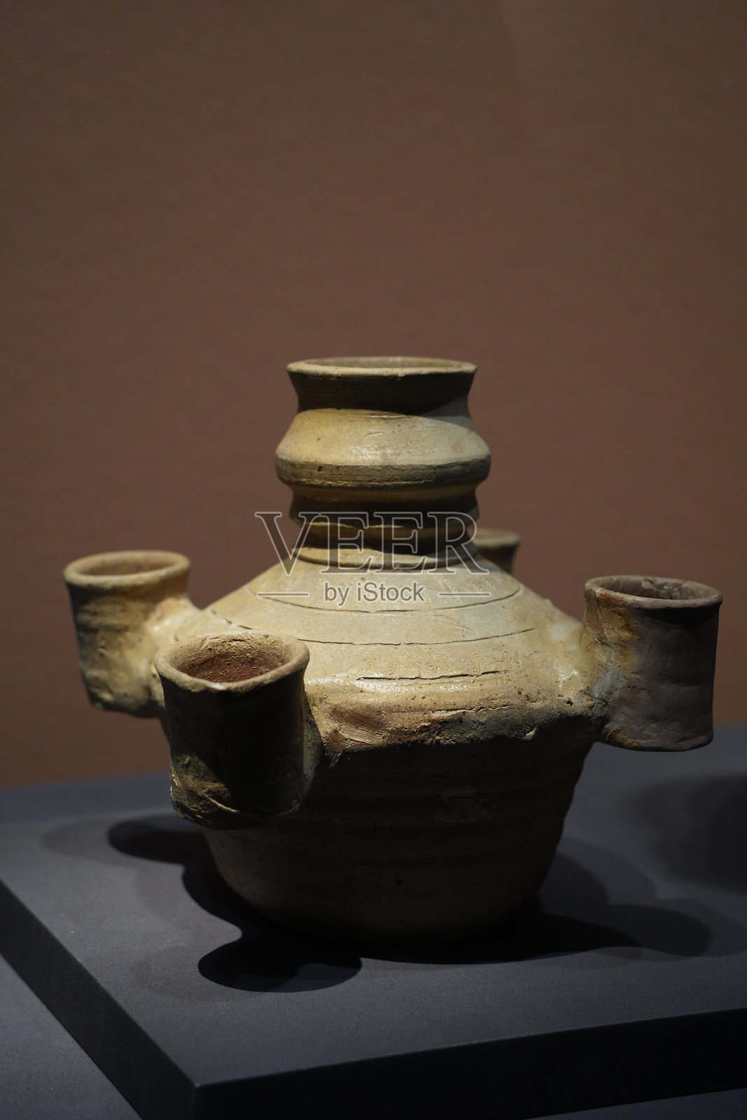 东汉青釉四系陶壶博物馆展陈照片摄影图片