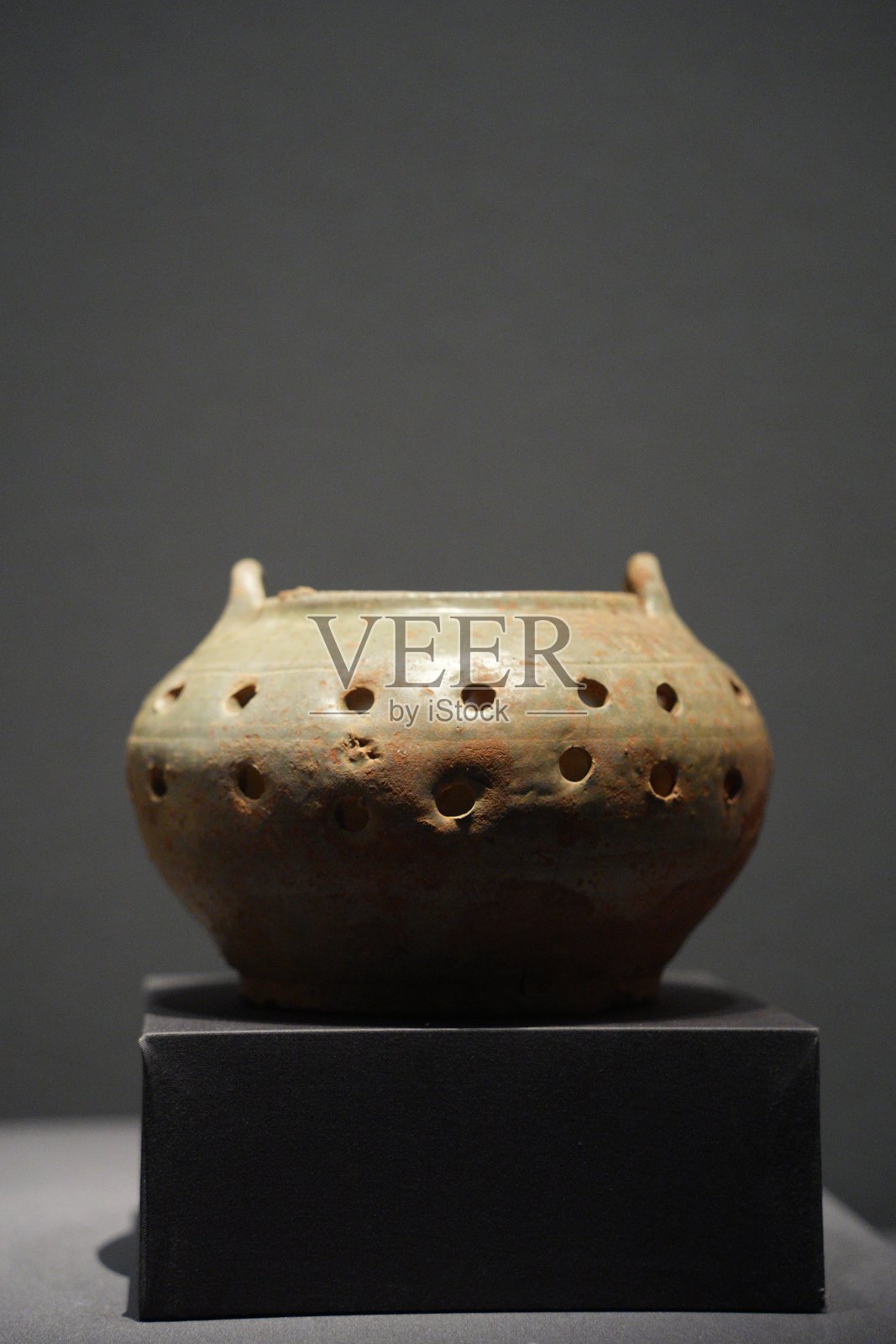 青釉镂空双系陶熏炉文物特写照片摄影图片