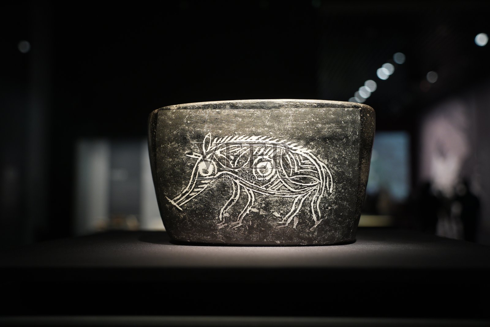 新石器时代猪纹陶钵文物特写照片摄影图片