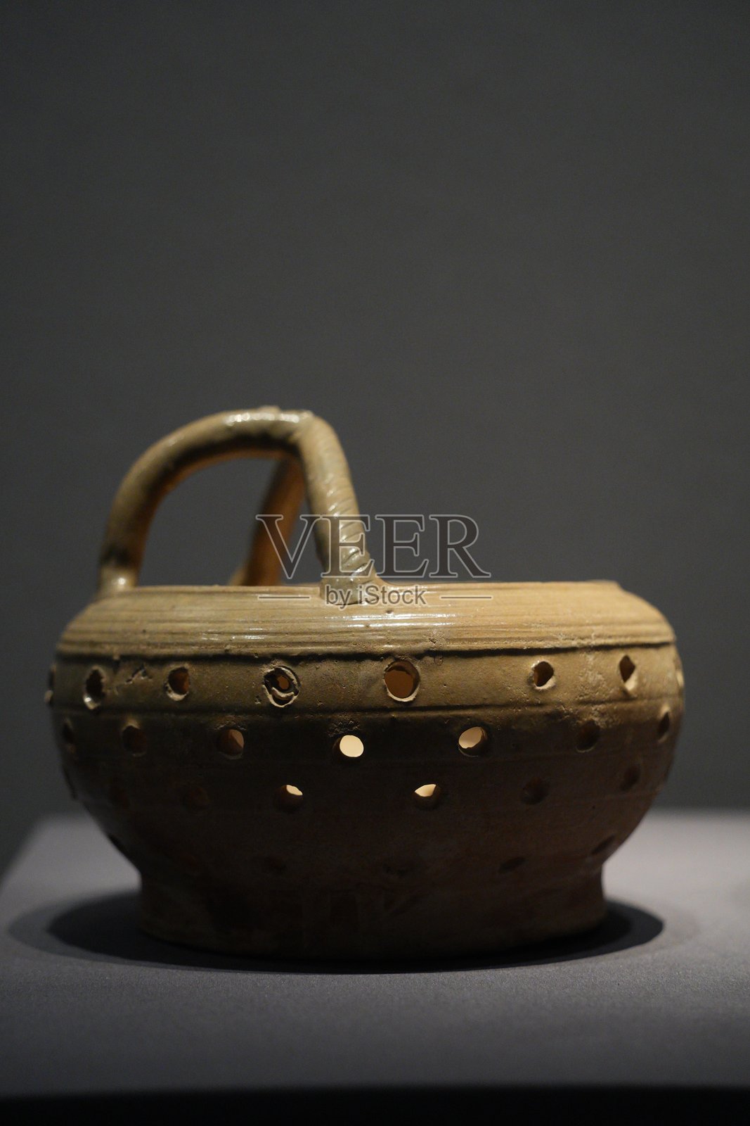 青釉镂空提梁瓷篮古朴典雅造型照片摄影图片