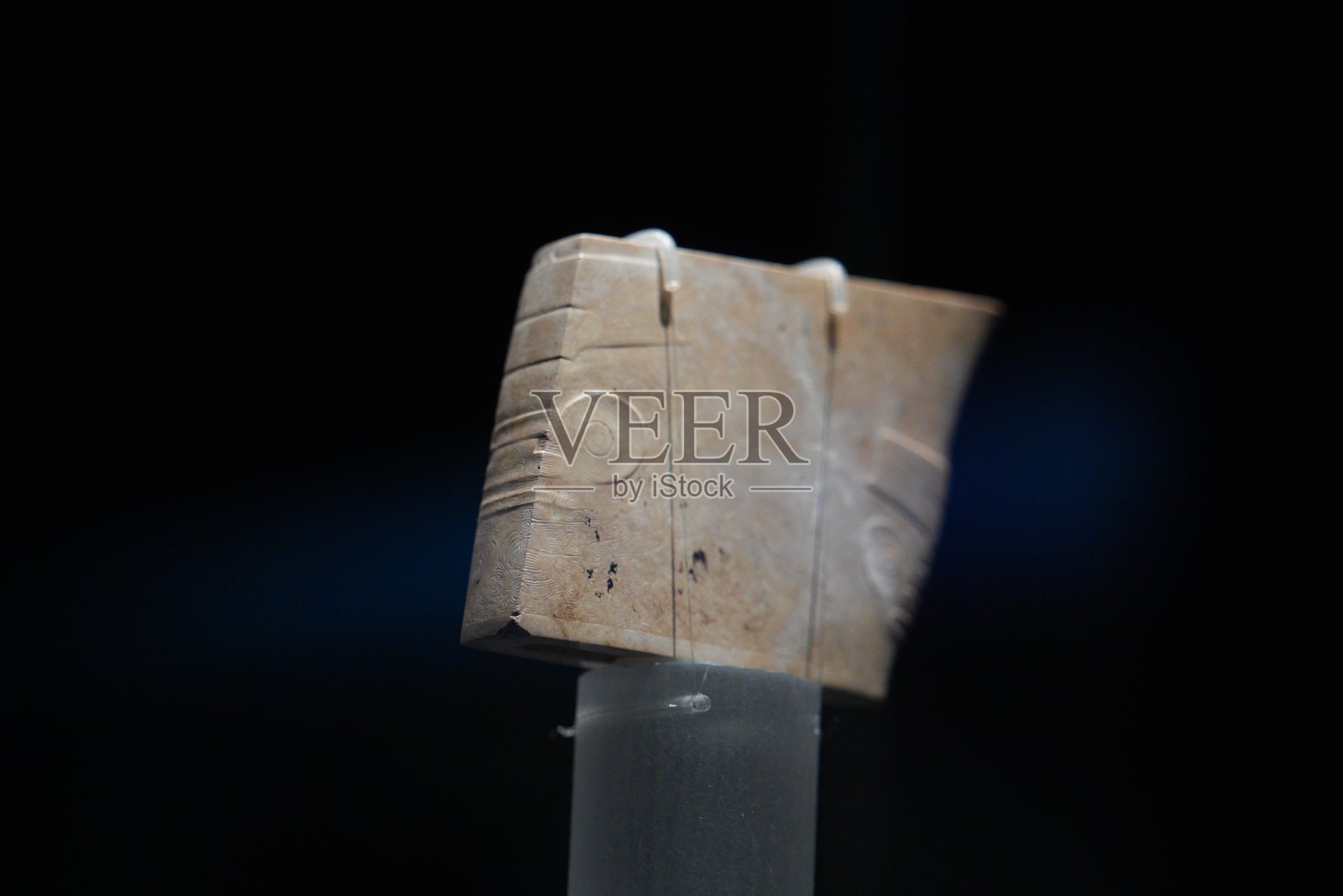 玉质兽面纹斧形器特写展示照片摄影图片