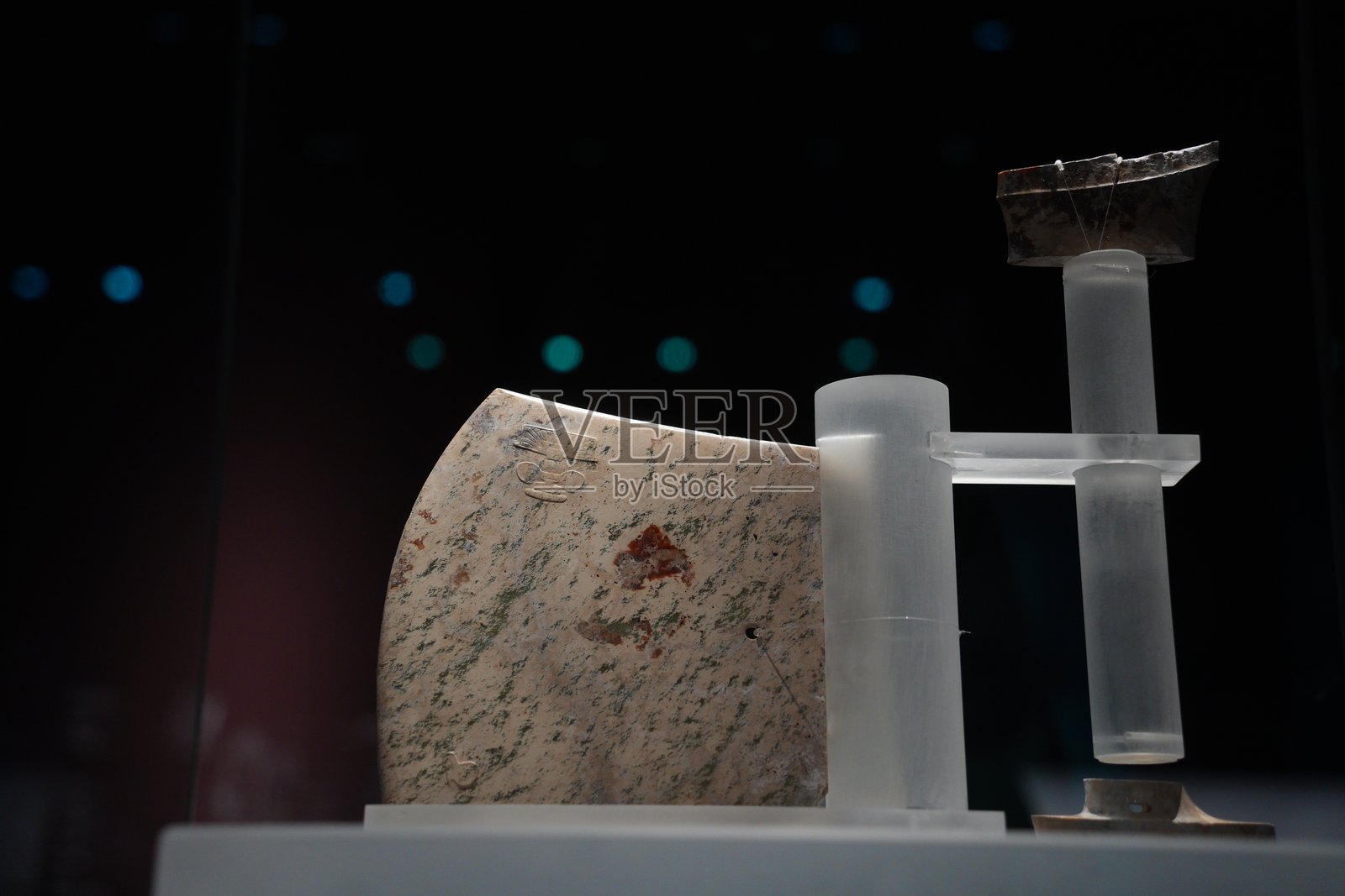 玉钺与青铜器文物展陈特写照片摄影图片