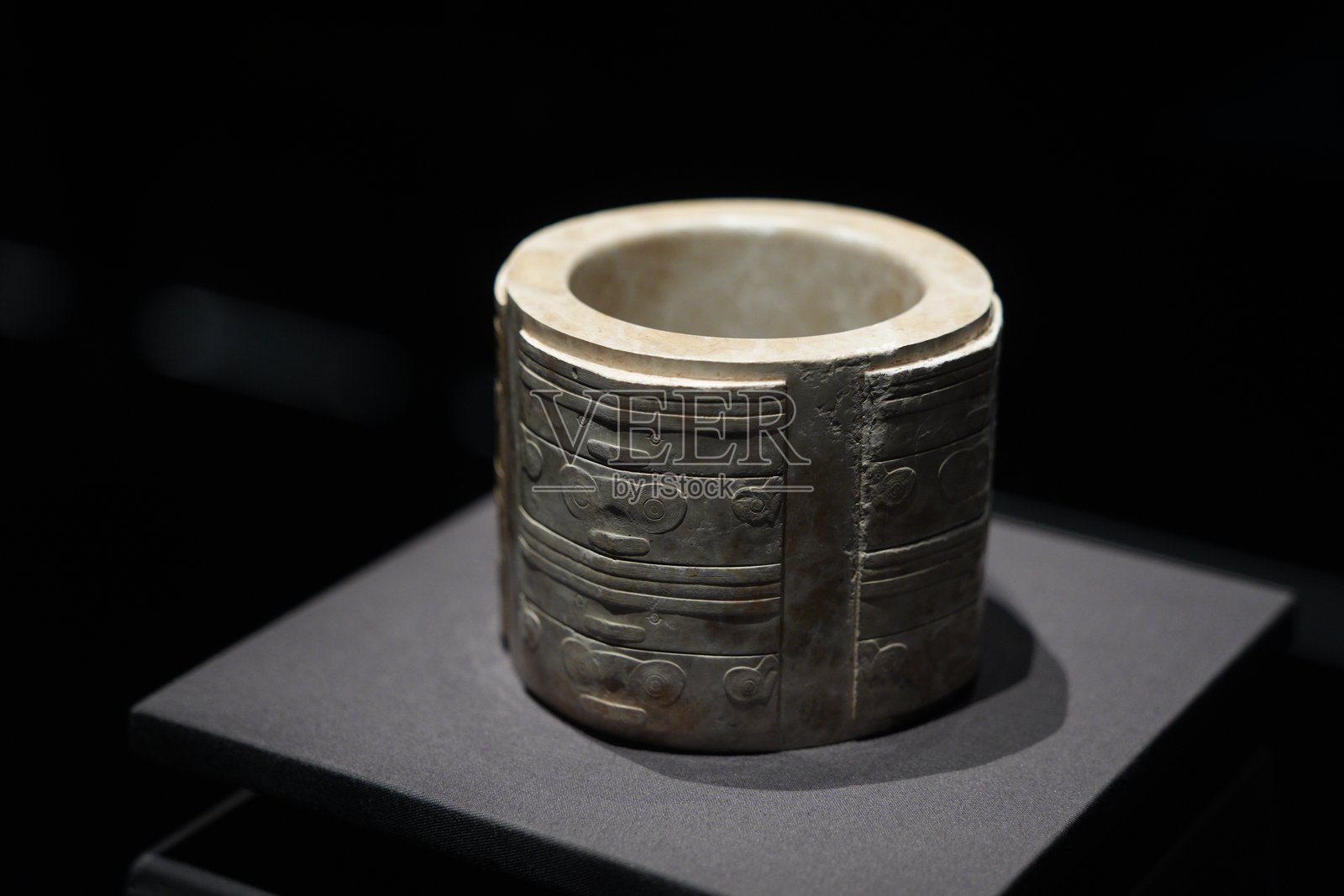 良渚文化玉琮静置于展台特写照片摄影图片