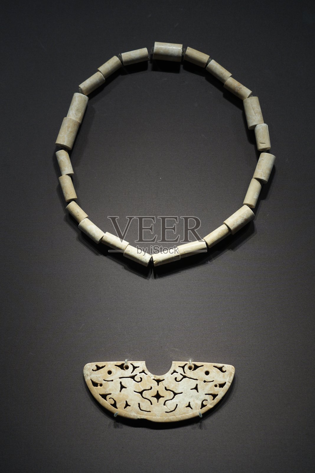 新石器时代玉管串与镂空玉璜组合照片摄影图片