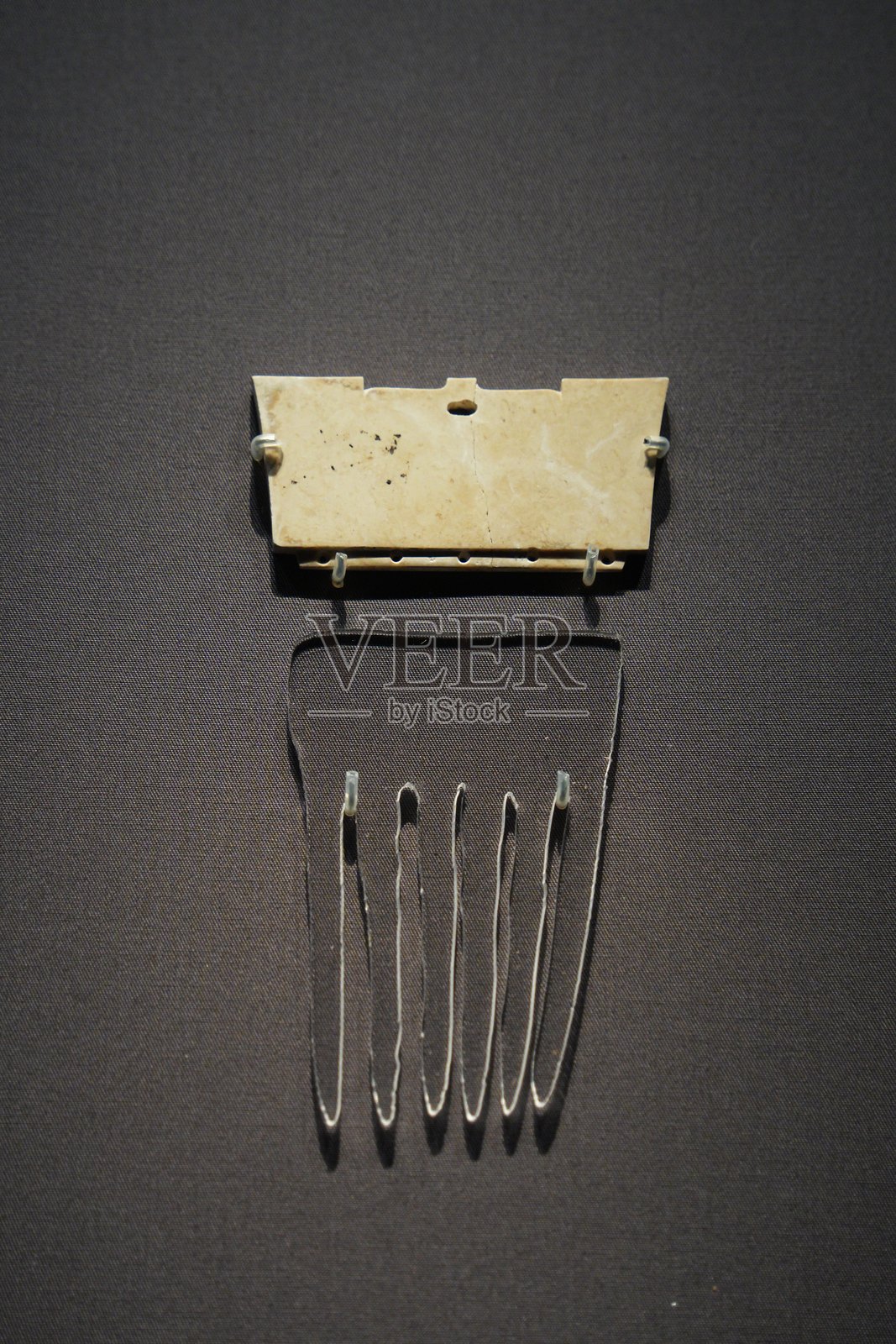 玉质梳背与银质梳齿组合文物照片摄影图片