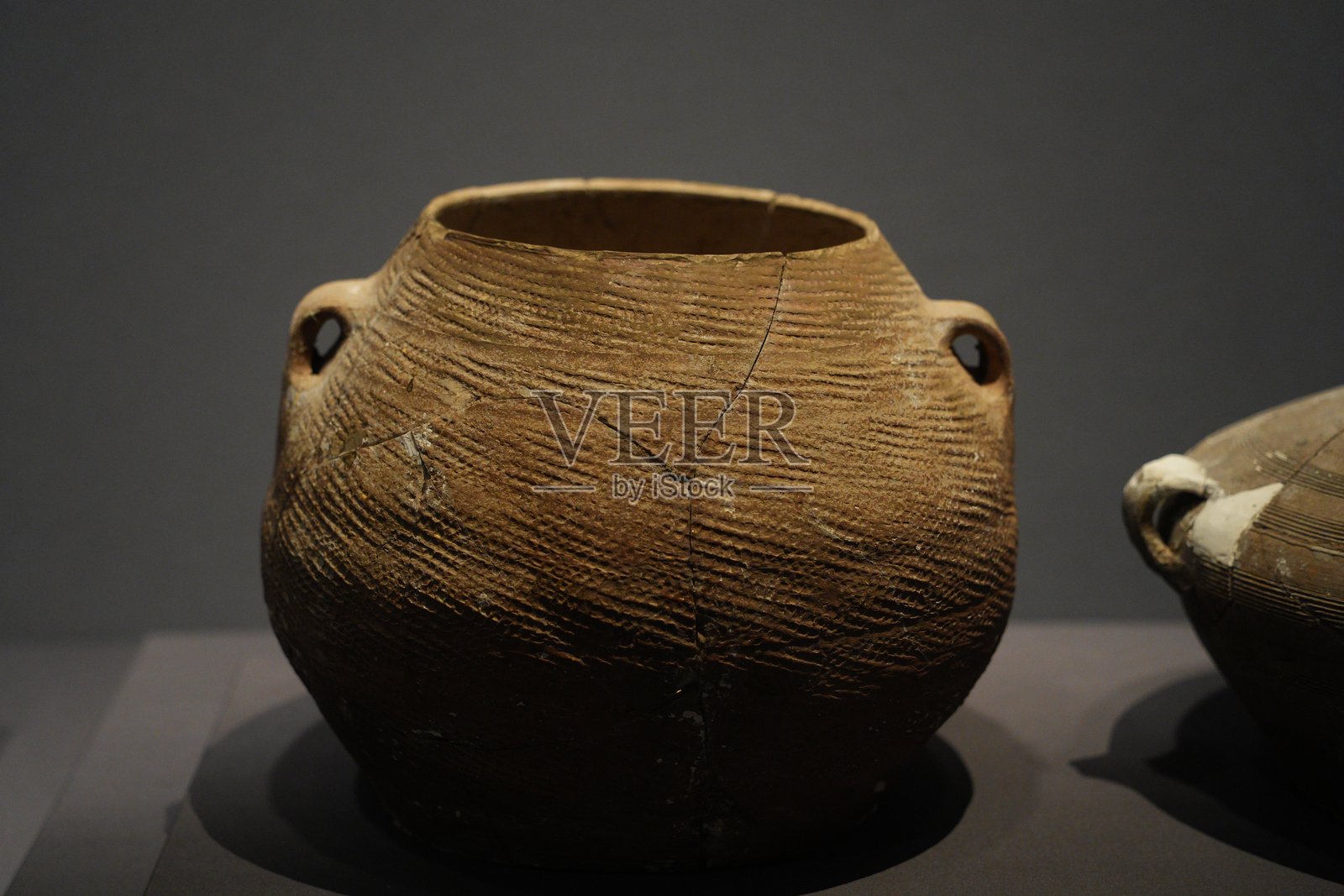 新石器时代绳纹双耳陶罐特写照片摄影图片