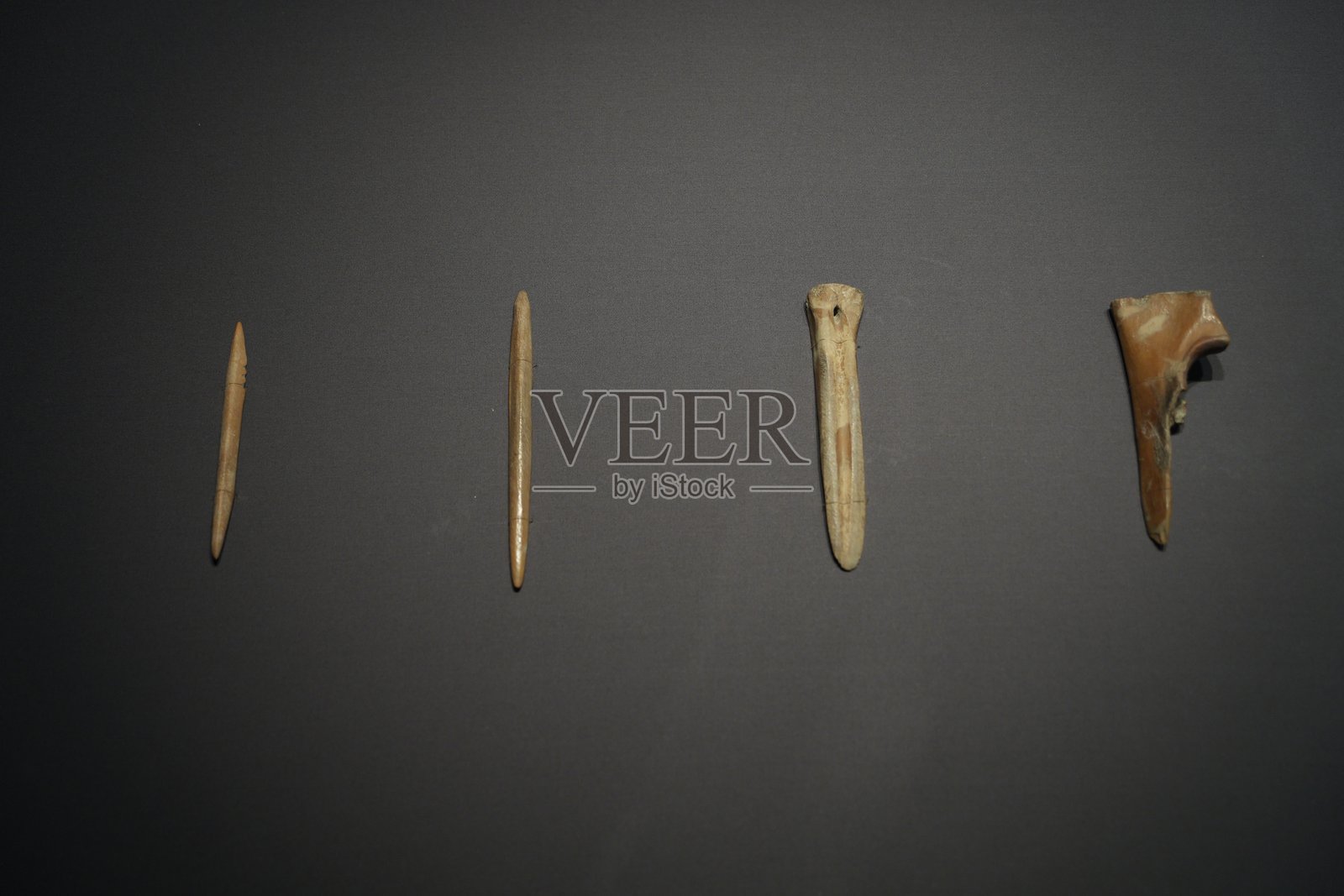 四件史前骨制工具陈列展示照片摄影图片