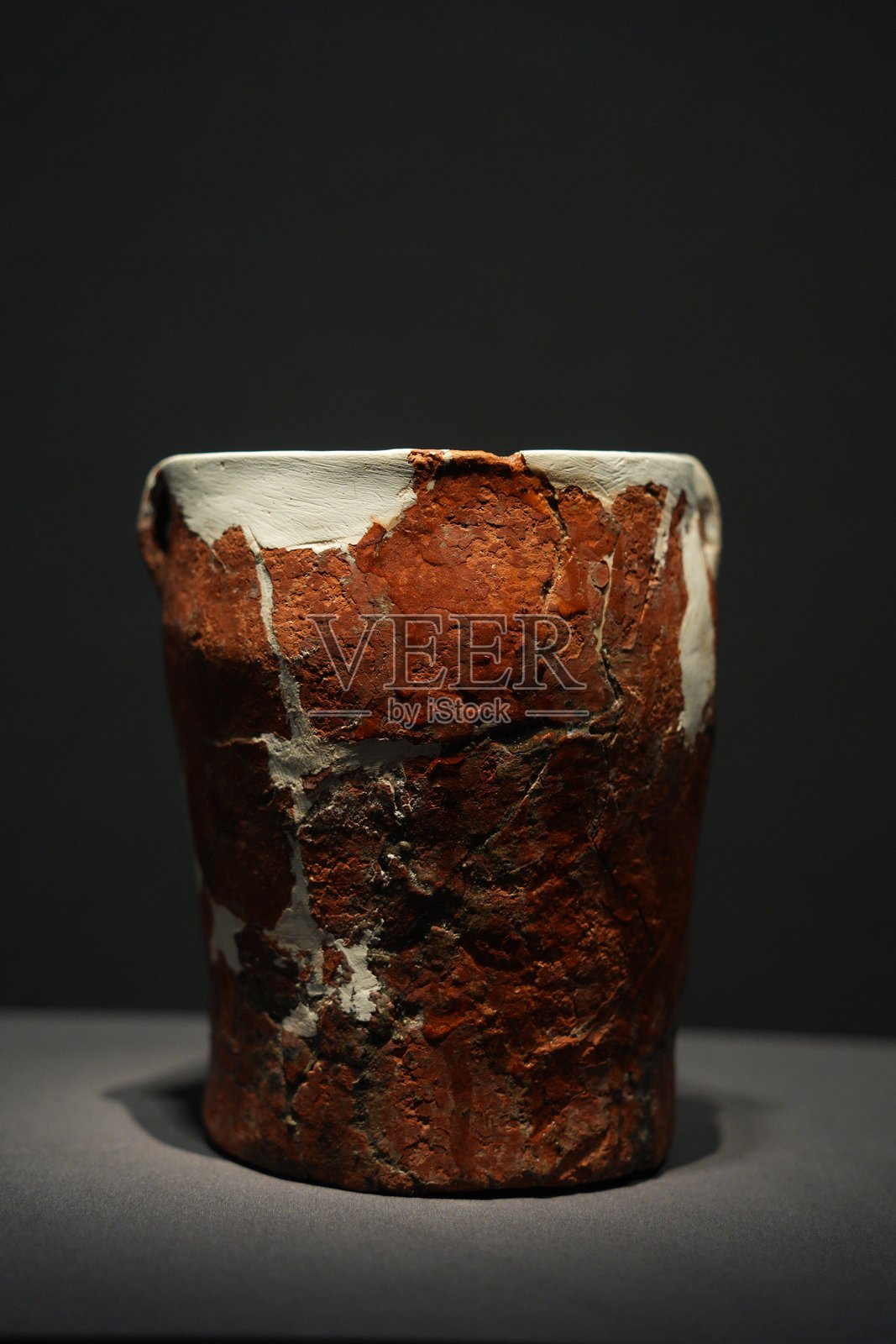 红褐色陶罐残片修复痕迹特写照片摄影图片