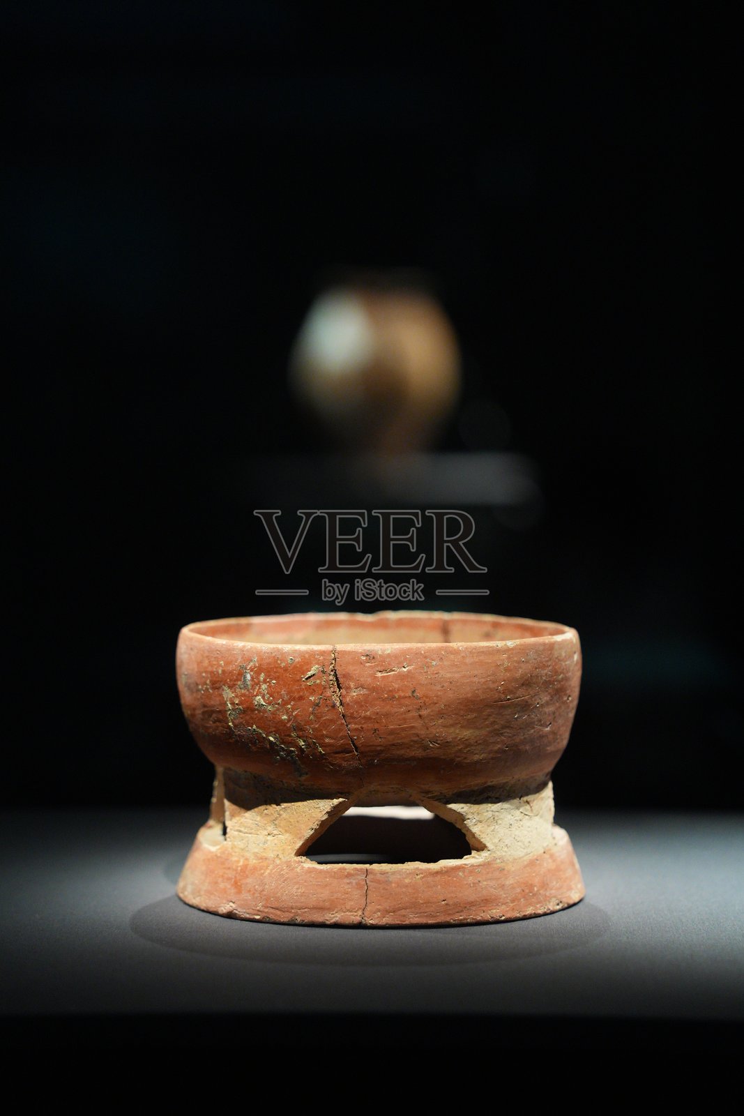 红陶支脚碗文物特写展陈照片摄影图片