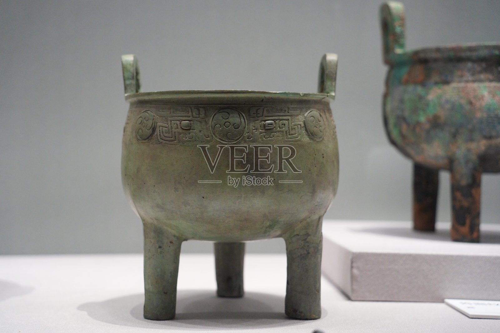 商周青铜鼎展陈特写绿锈纹饰清晰照片摄影图片