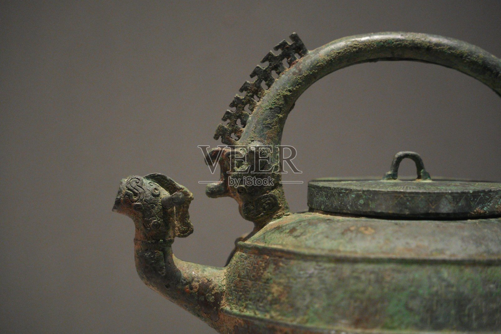 青铜龙首提梁盉局部特写照片摄影图片