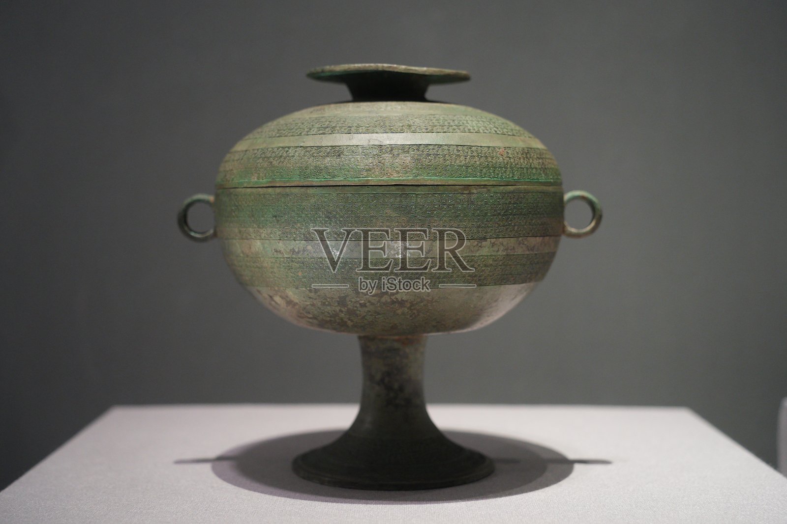 战国青铜敦器绿锈纹饰高足双耳照片摄影图片