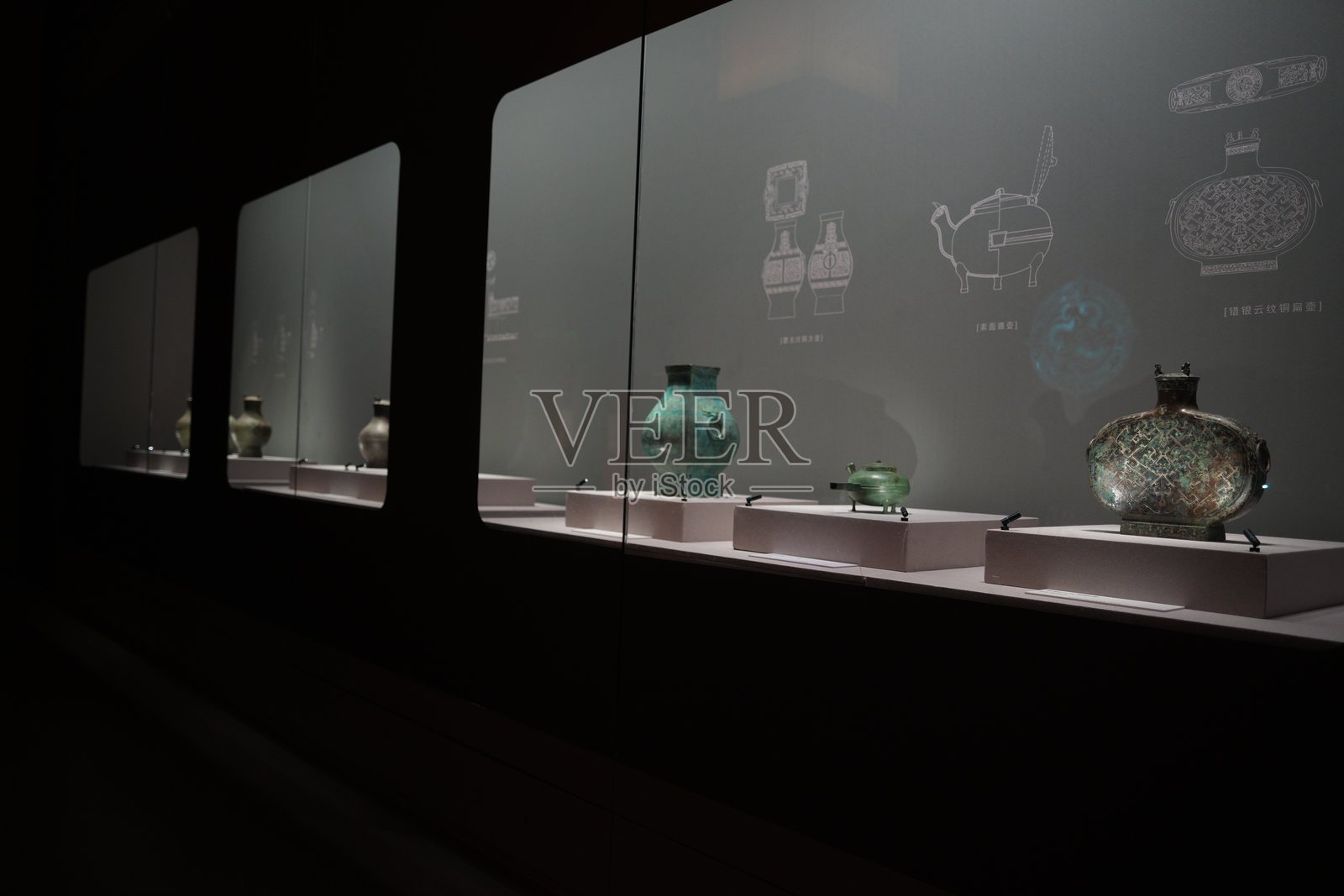 博物馆展柜内青铜器文物陈列展示照片摄影图片