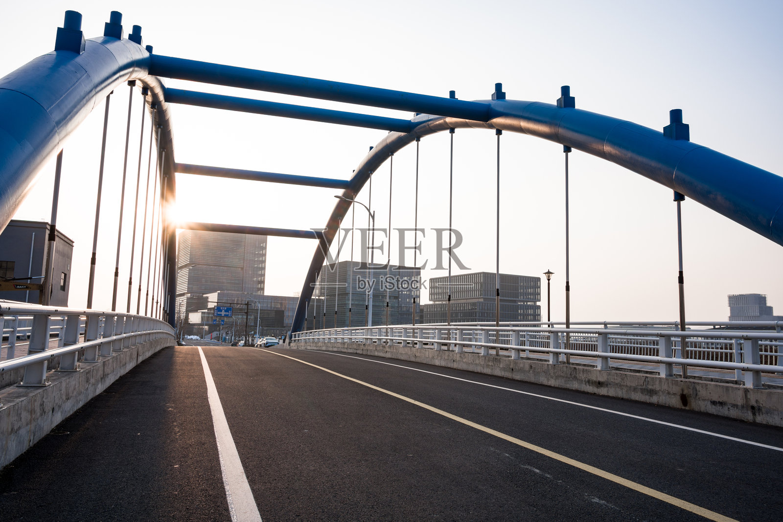 蓝色拱桥日出城市道路空旷景观照片摄影图片