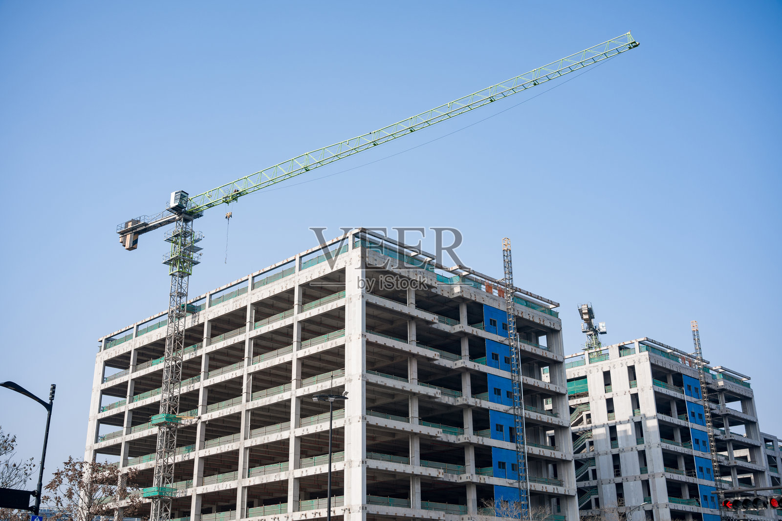 在建高层住宅楼配绿色塔吊蓝天背景照片摄影图片