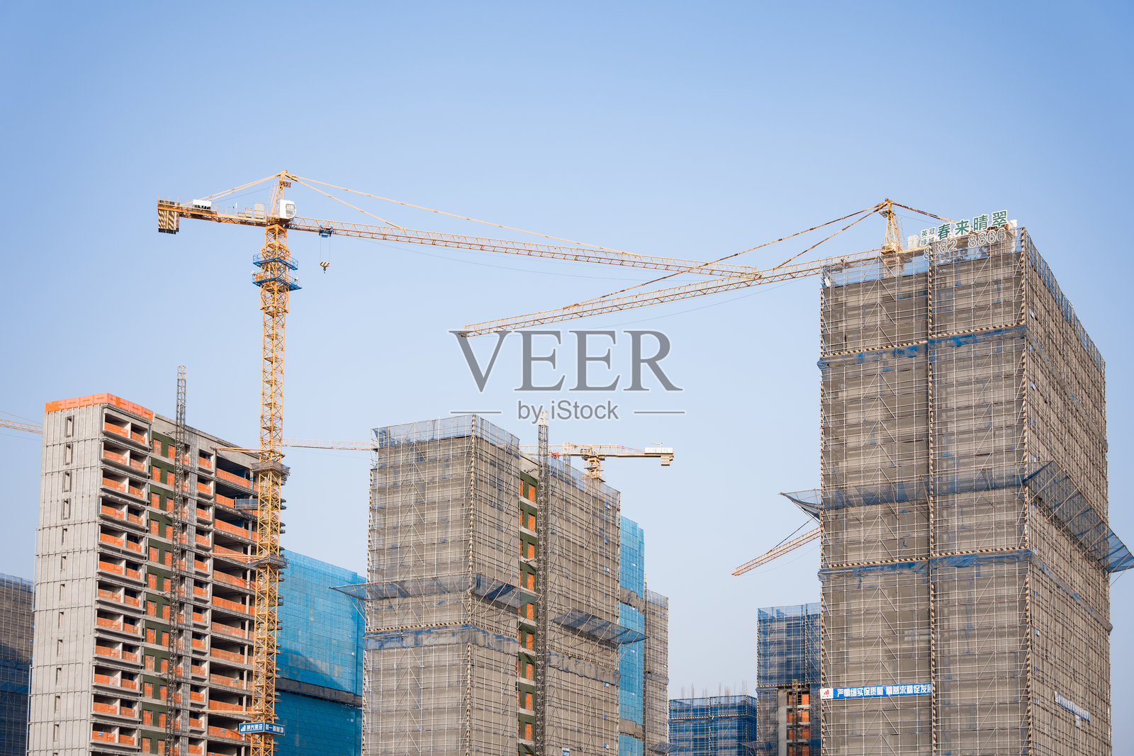 多栋在建高楼与塔吊施工现场照片摄影图片