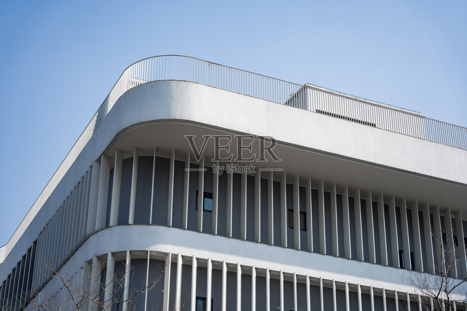 现代白色弧形建筑立面与蓝天照片摄影图片