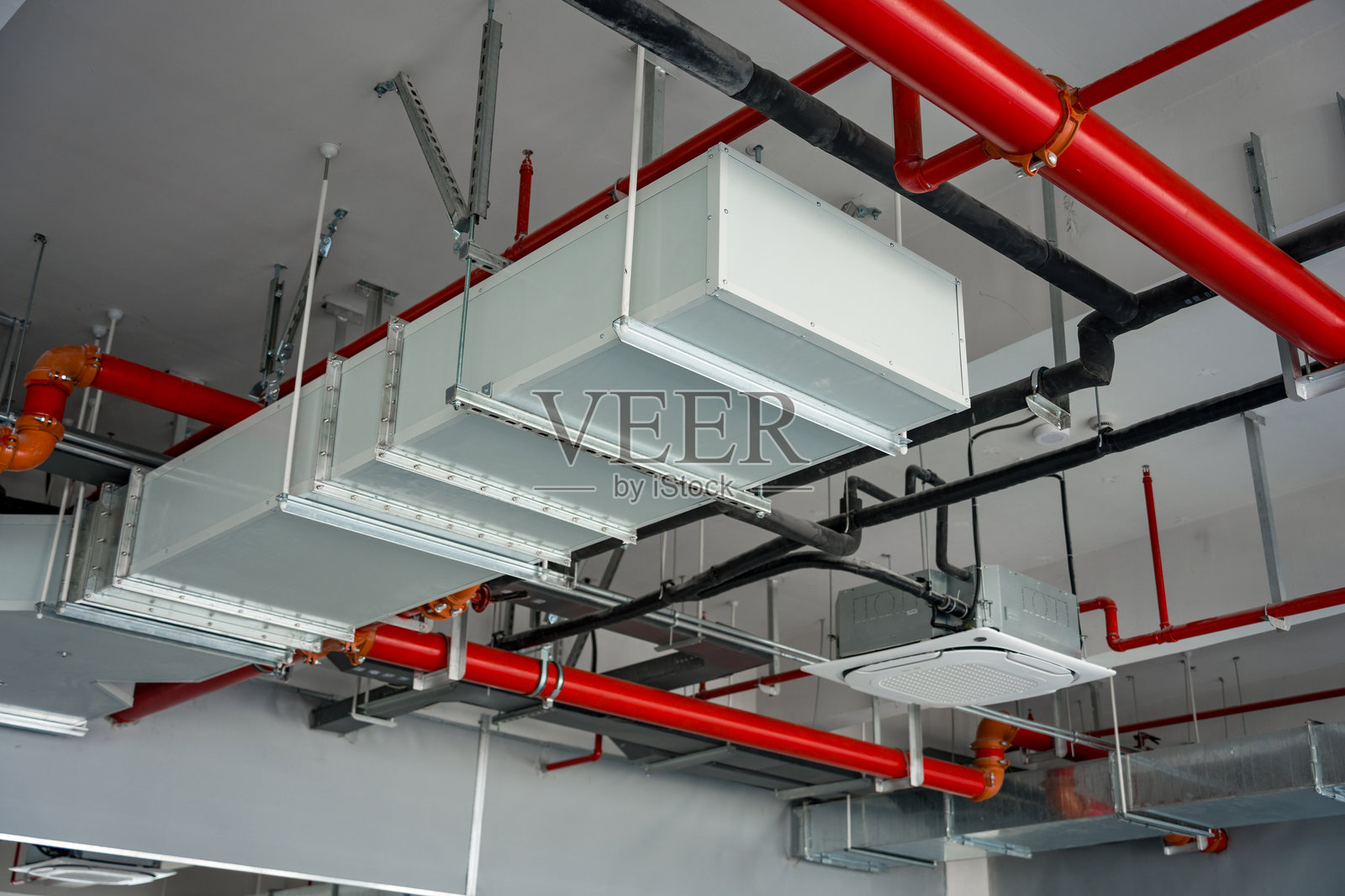 室内消防管道与通风设备安装实景照片摄影图片