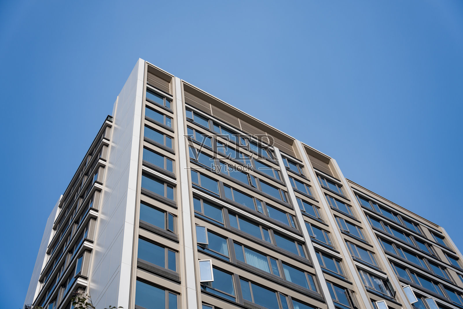 现代高层建筑仰拍蓝天背景照片摄影图片