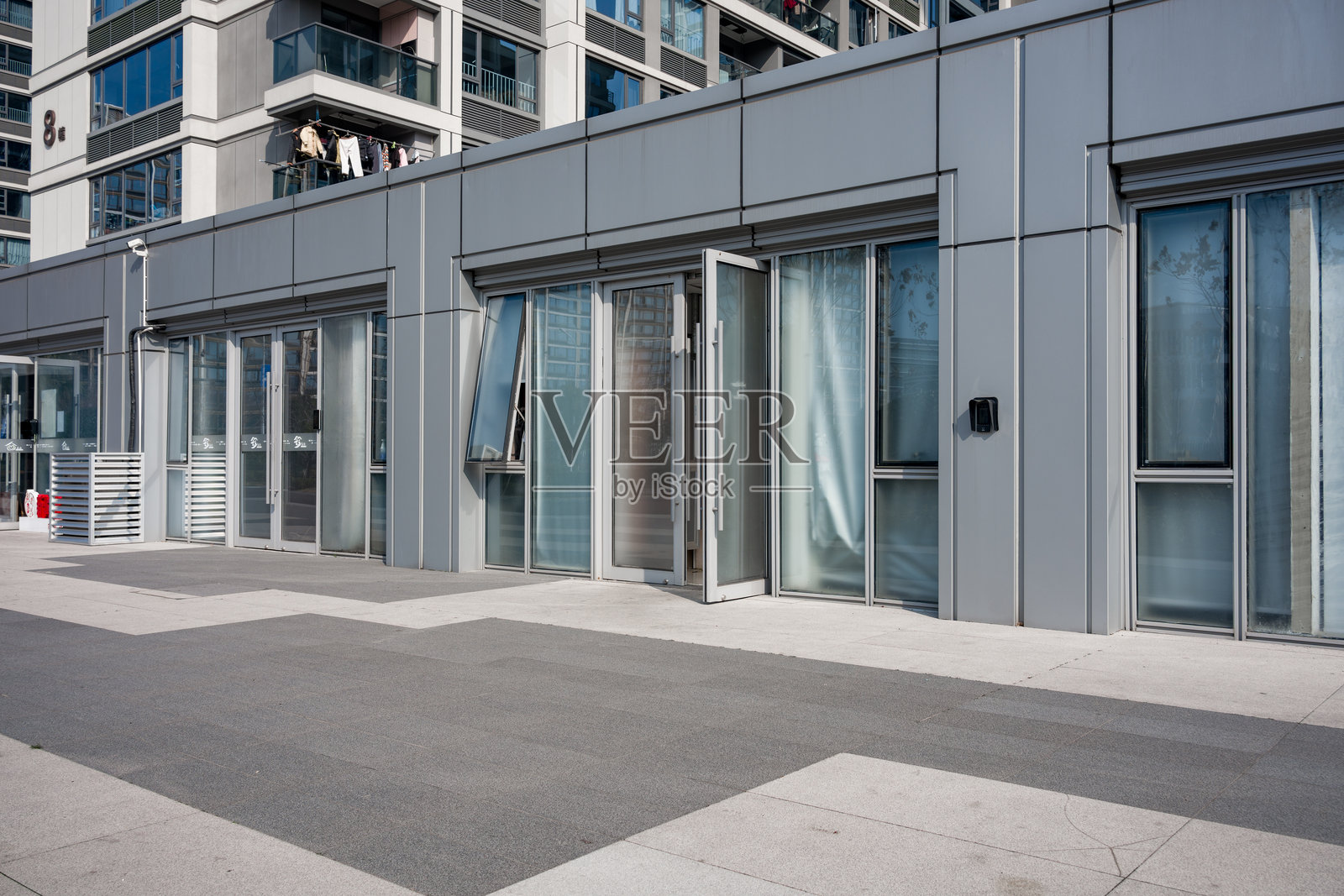 现代灰色幕墙商业建筑临街外立面照片摄影图片