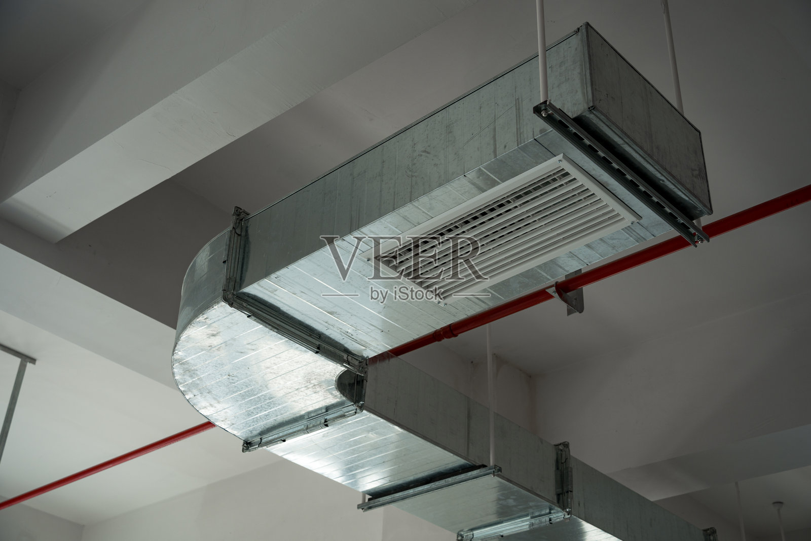 金属通风管道吊顶安装实景照片摄影图片