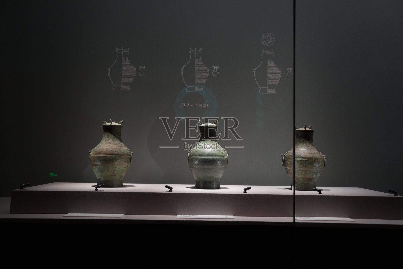 博物馆展柜内三件青铜壶文物陈列照片摄影图片