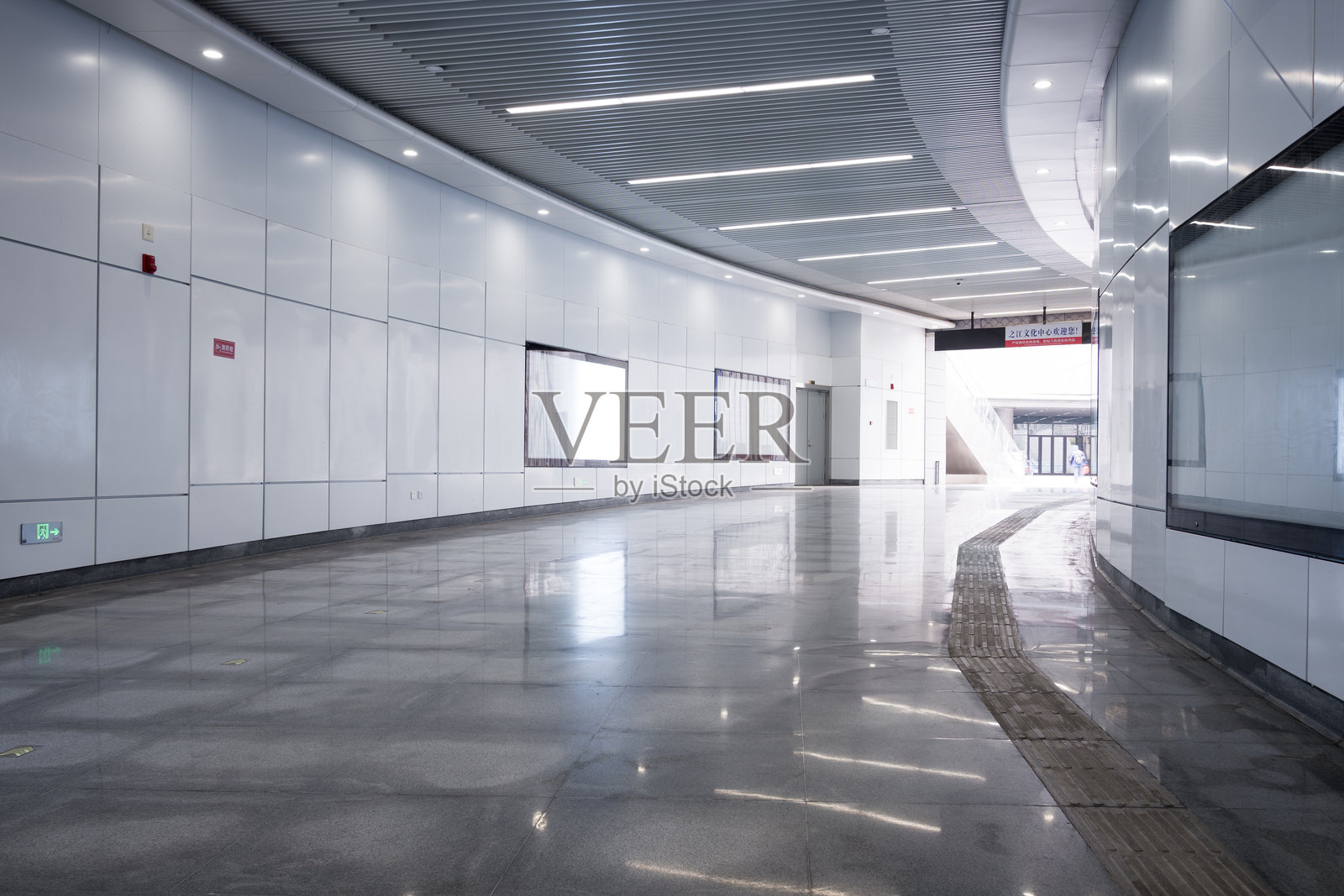 现代化地铁站通道空旷洁净场景照片摄影图片