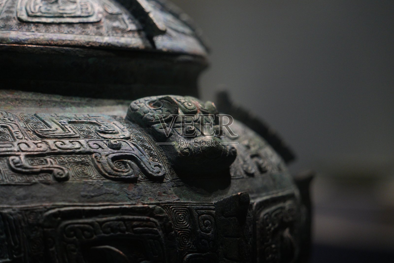 商周青铜鼎兽面纹饰局部特写照片摄影图片