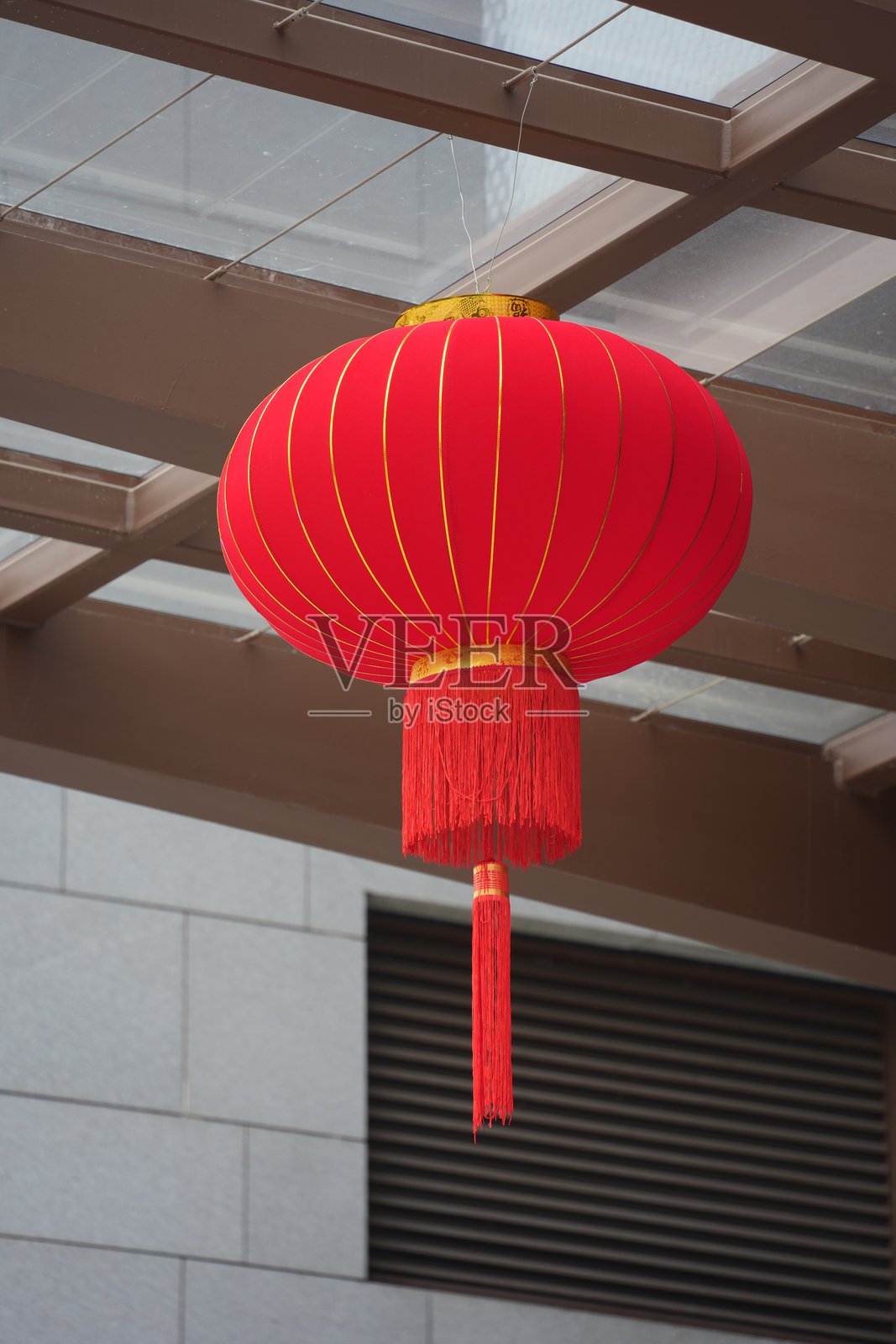 红色中式灯笼悬挂于现代建筑廊下照片摄影图片