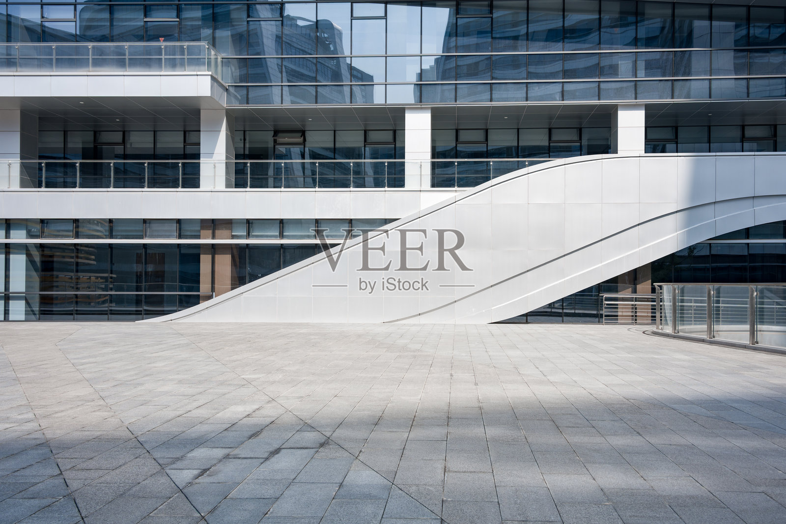 现代建筑弧形金属坡道与玻璃幕墙照片摄影图片