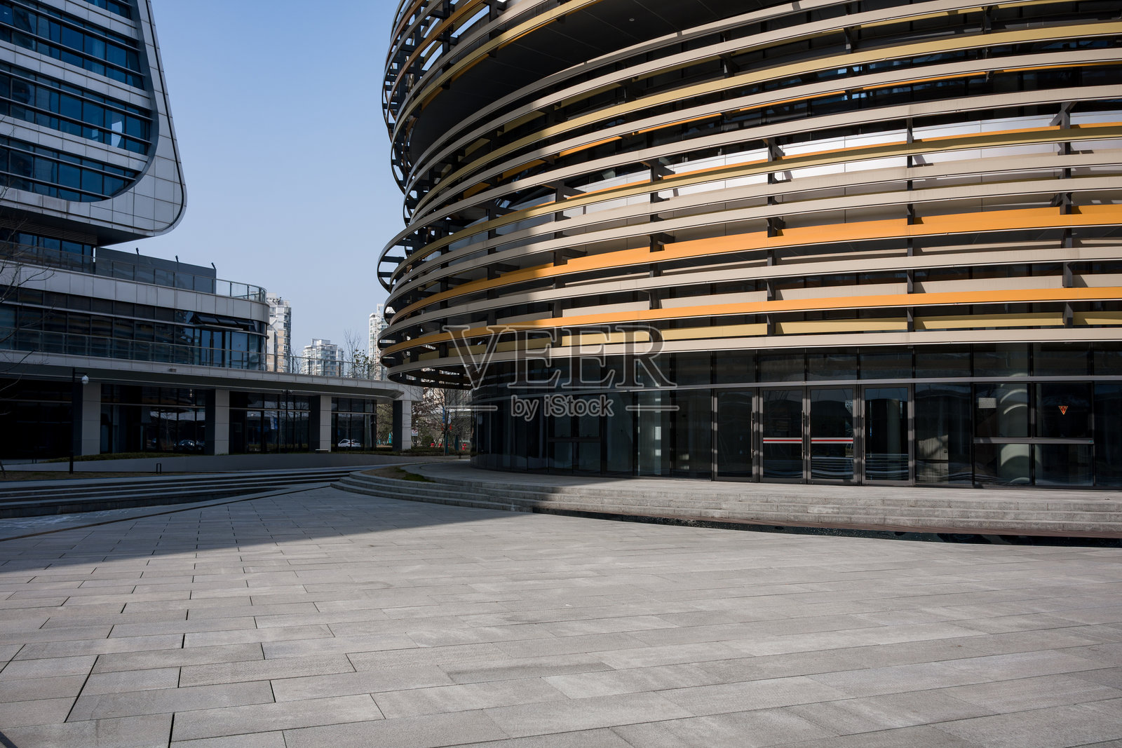 现代螺旋建筑广场空旷城市景观照片摄影图片