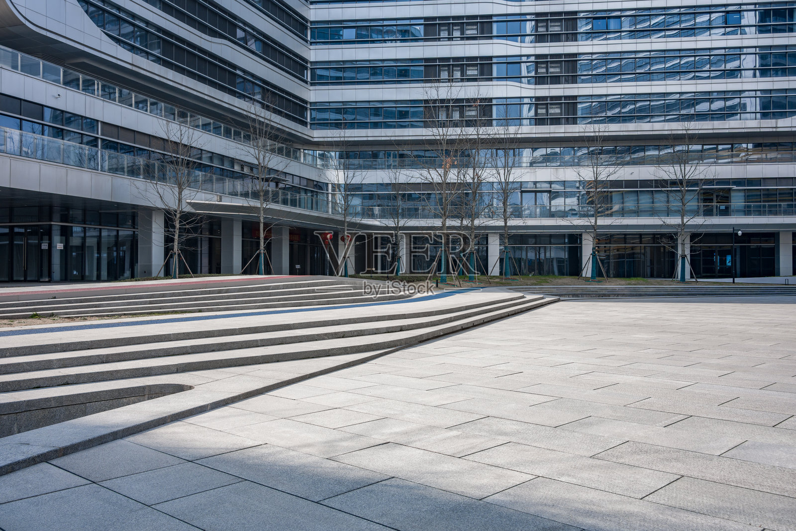 现代建筑庭院阶梯光影空旷场景照片摄影图片