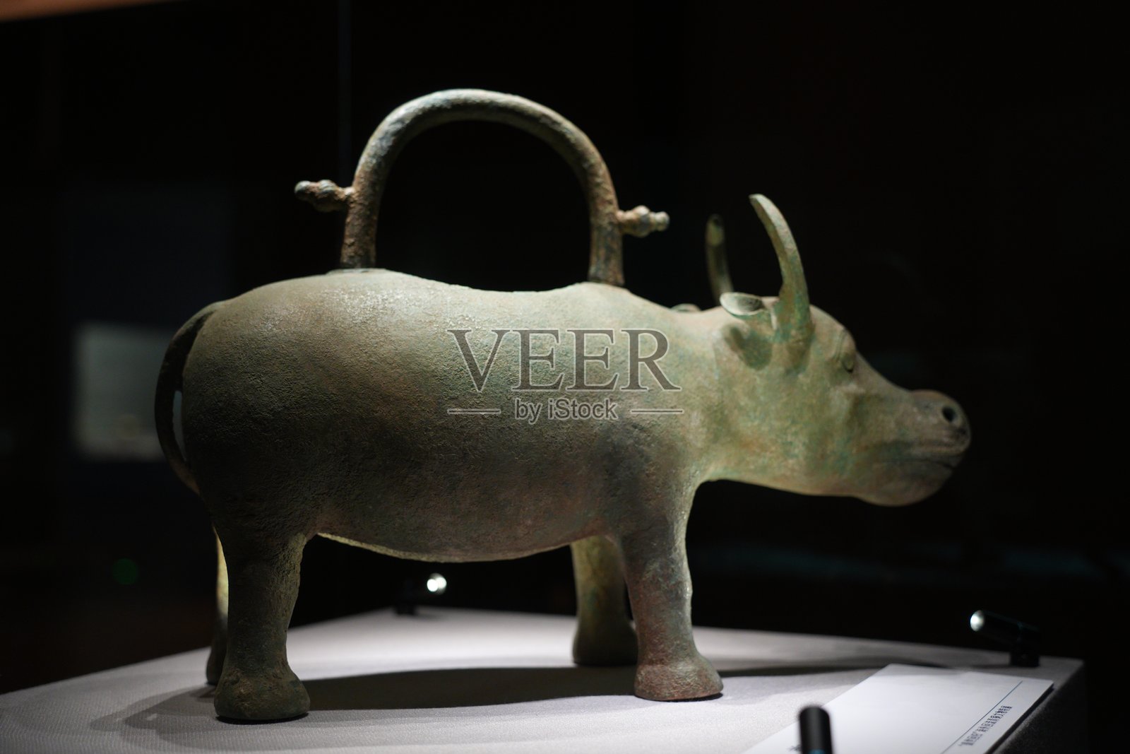 商代青铜犀尊造型古朴工艺精湛照片摄影图片