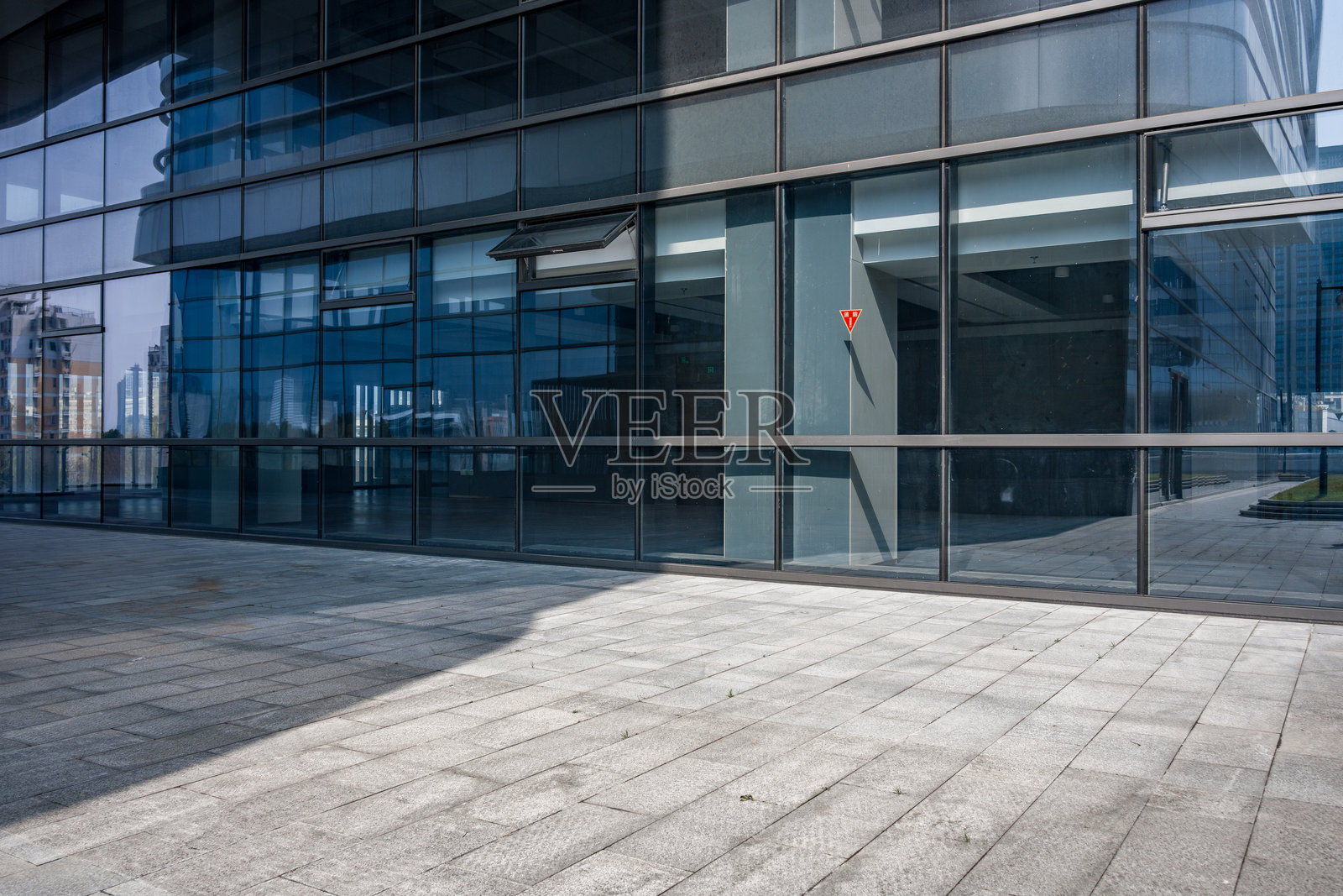 现代玻璃幕墙建筑外景与阴影地面照片摄影图片