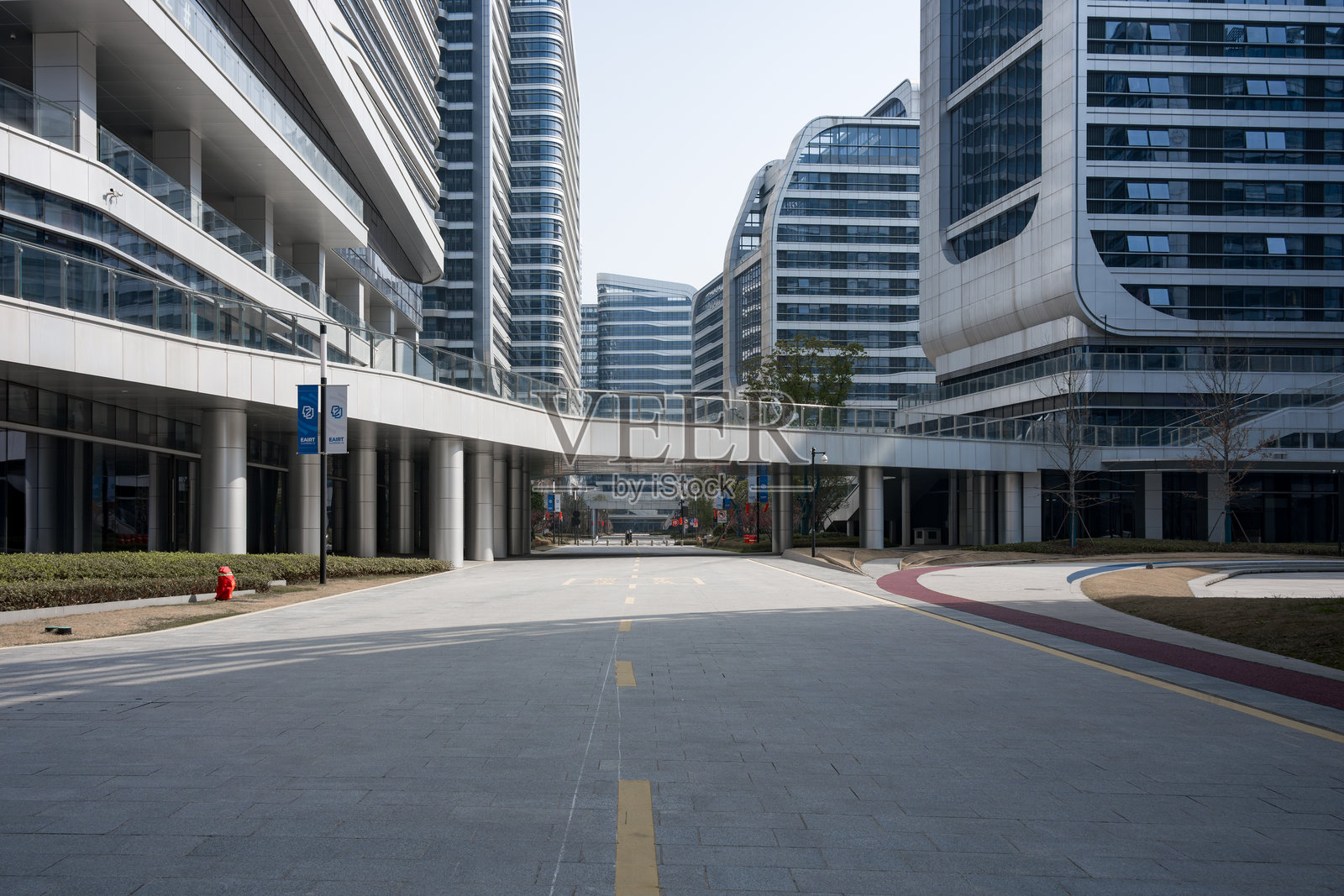 现代城市商务区空旷街道与玻璃幕墙建筑群照片摄影图片