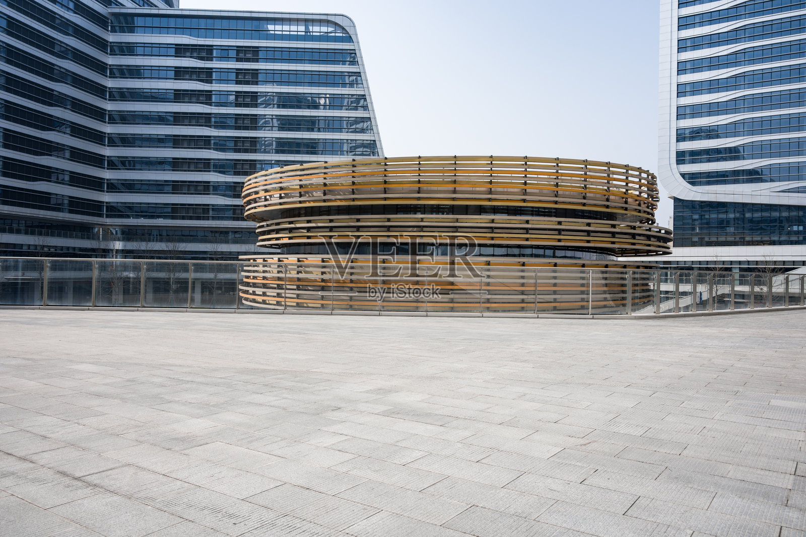 现代建筑群中螺旋形木质观景台照片摄影图片